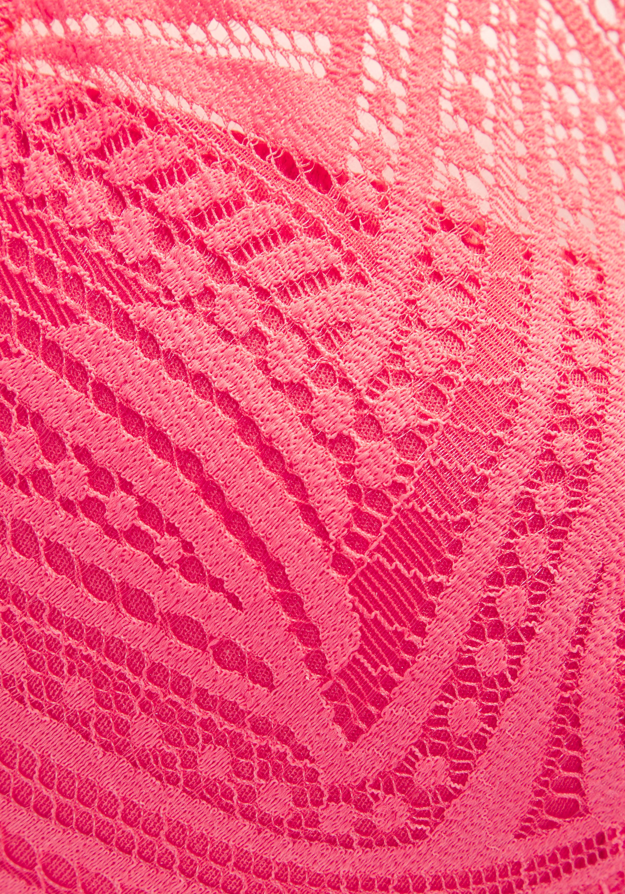 s.Oliver Schalen-BH Clemence mit modischer Spitze in High-Apex Schnittform, Dessous