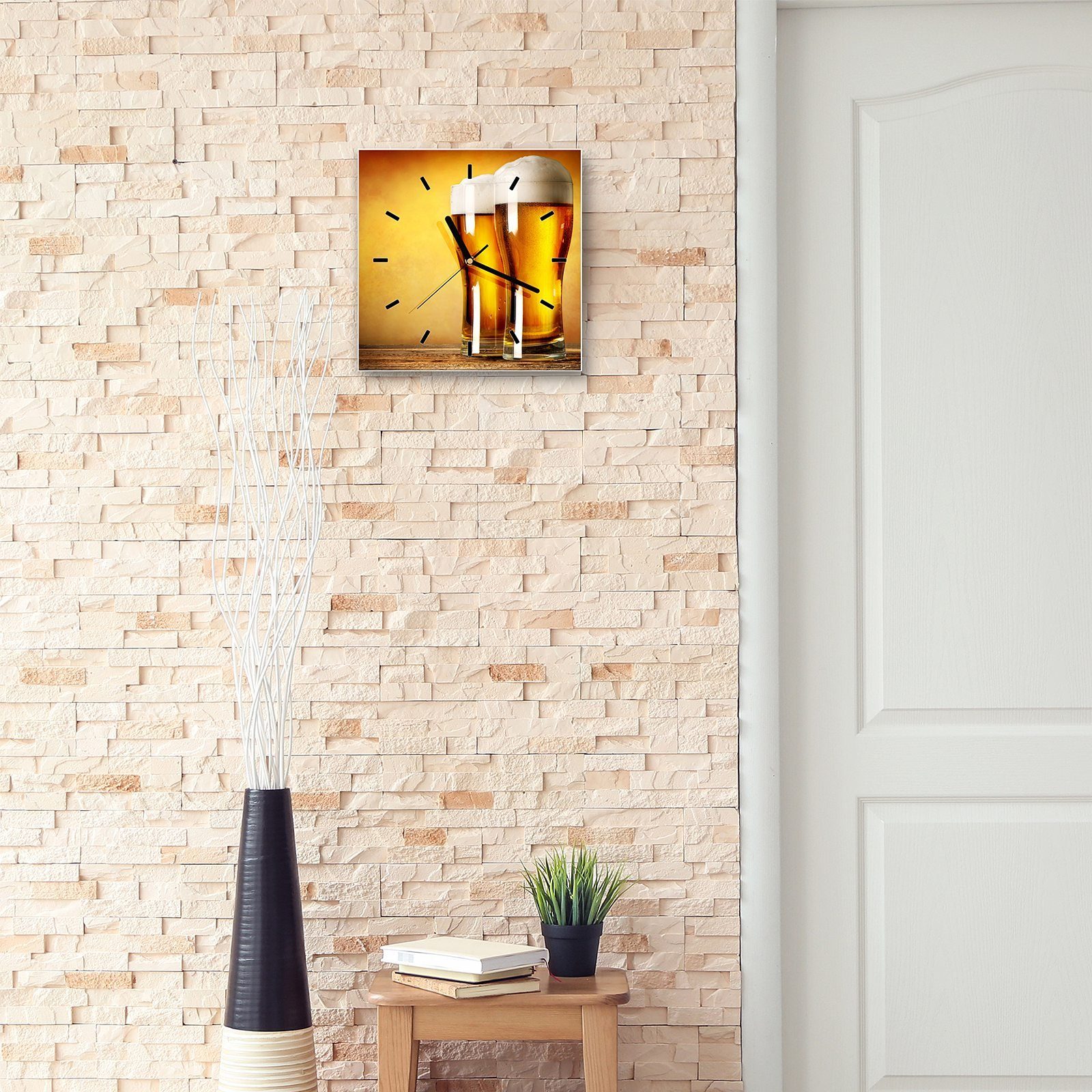 Primedeco Wanduhr Glasuhr Holztisch Wandkunst Helles 30 Bier mit Wanduhr Motiv 30 cm x Größe auf