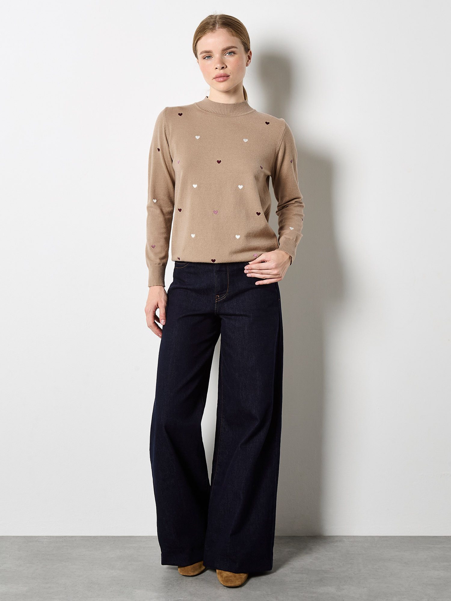 Apricot Rundhalspullover Stehkragenpullover mit aufgestickten Herzen günstig online kaufen