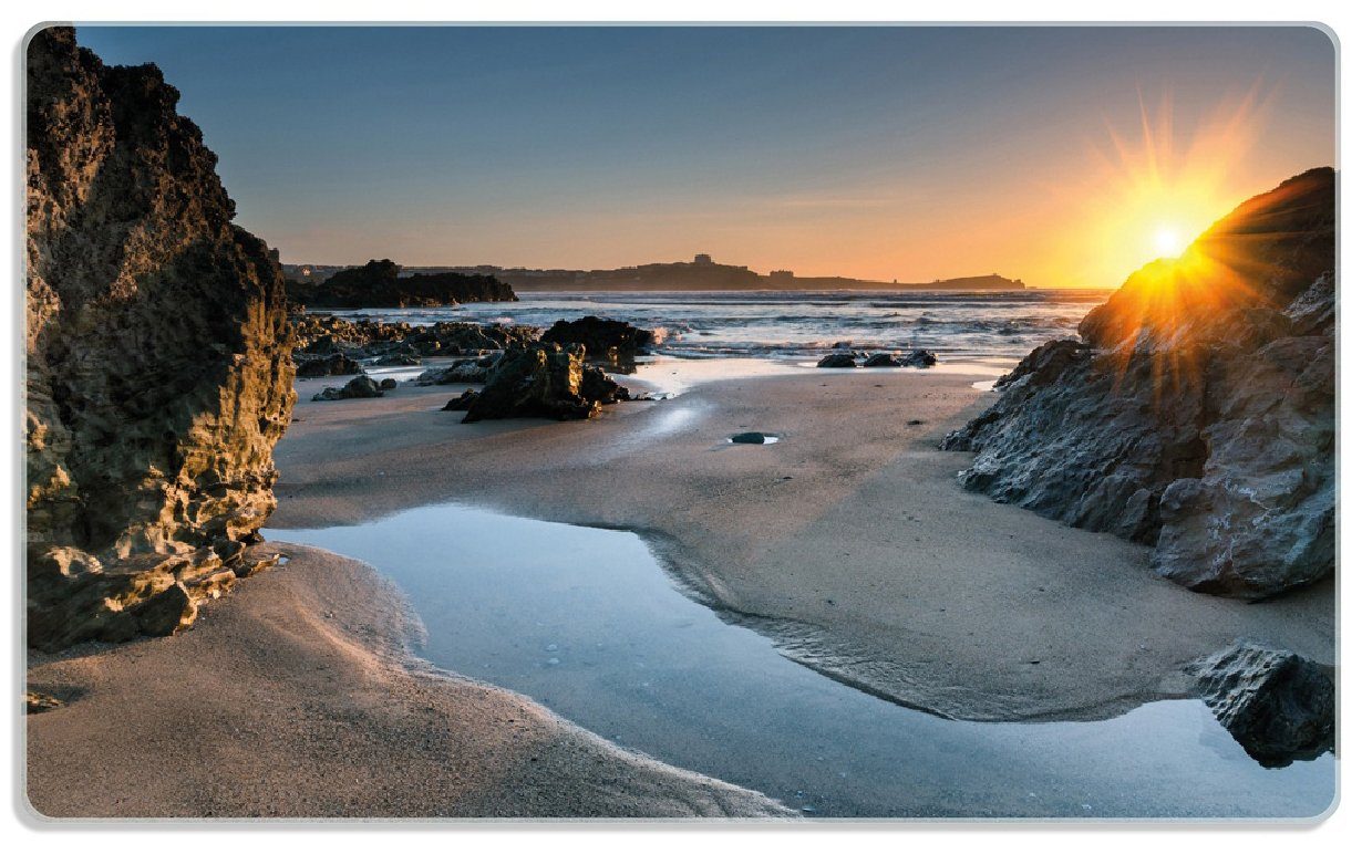 Wallario Frühstücksbrett Sonnenuntergang hinter einem Felsen am Strand, ESG-Sicherheitsglas, (inkl. rutschfester Gummifüße 4mm, 1-St), 14x23cm