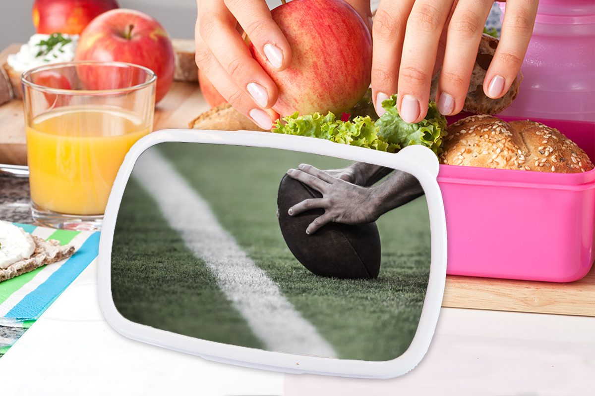 (2-tlg), Mädchen, MuchoWow Kunststoff, Snackbox, Brotdose Hände einem Football, für auf Kinder, Kunststoff Lunchbox Brotbox Erwachsene, rosa American