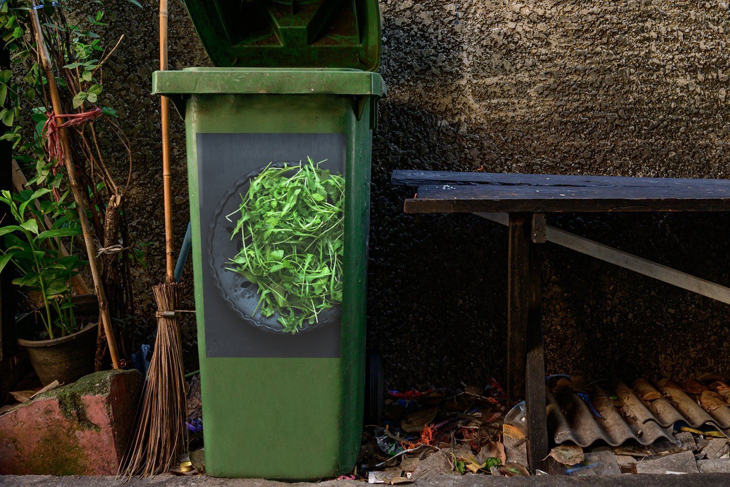 MuchoWow Wandsticker Ein Haufen frischer auf Abfalbehälter Container, schwarzen Mülltonne, Teller St), einem Sticker, Mülleimer-aufkleber, (1 Rucola