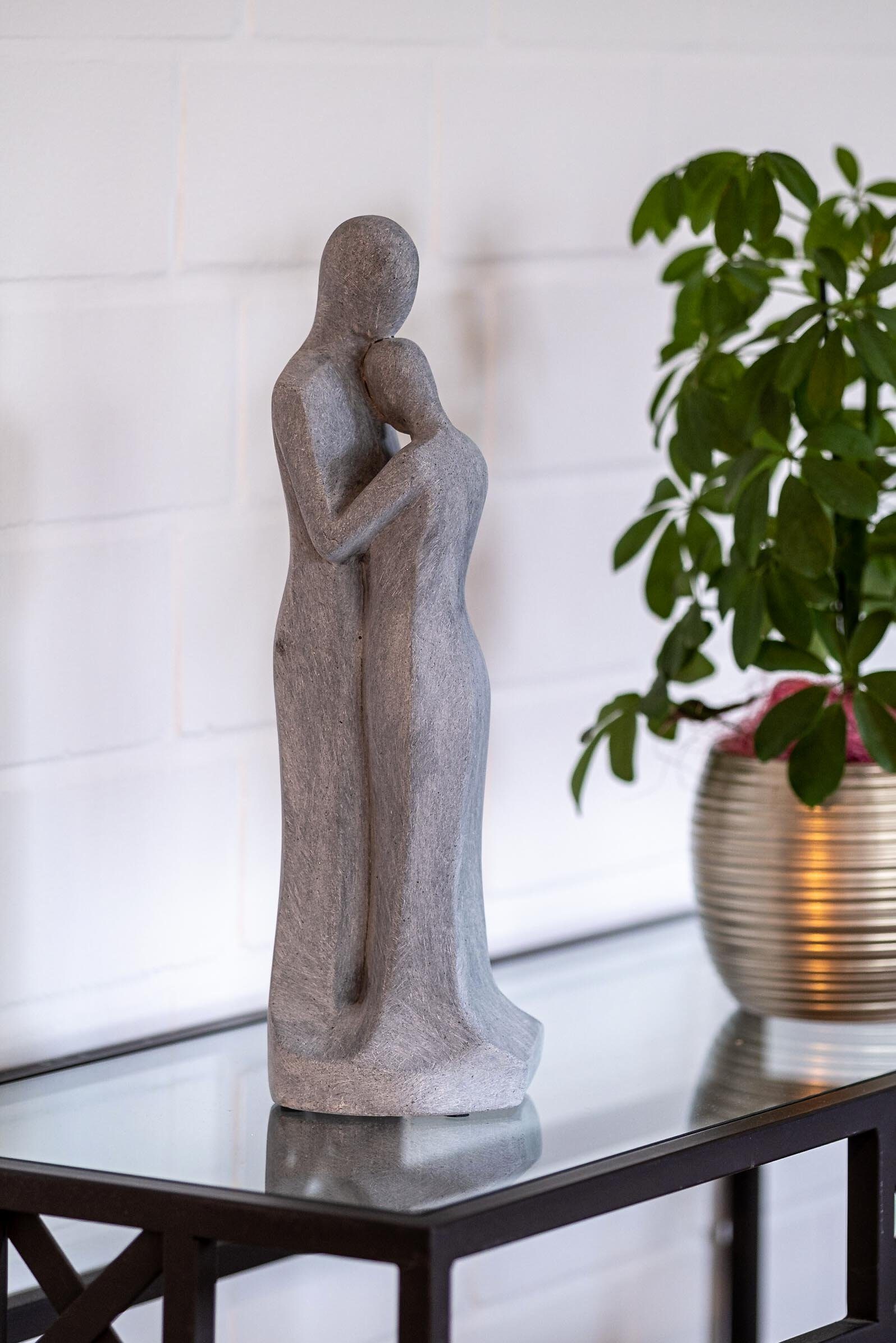 IDYL Dekofigur IDYL Moderne Skulptur Figur Sandsteinguss "Liebespaar",  Moderne Figur "Liebespaar" in grau. Durch die Schlichtheit ein besonders  gelungenes Dekorationsstück für den Wohnbereich oder auch Garten bzw.  Terrasse. Das Material ist frostfest