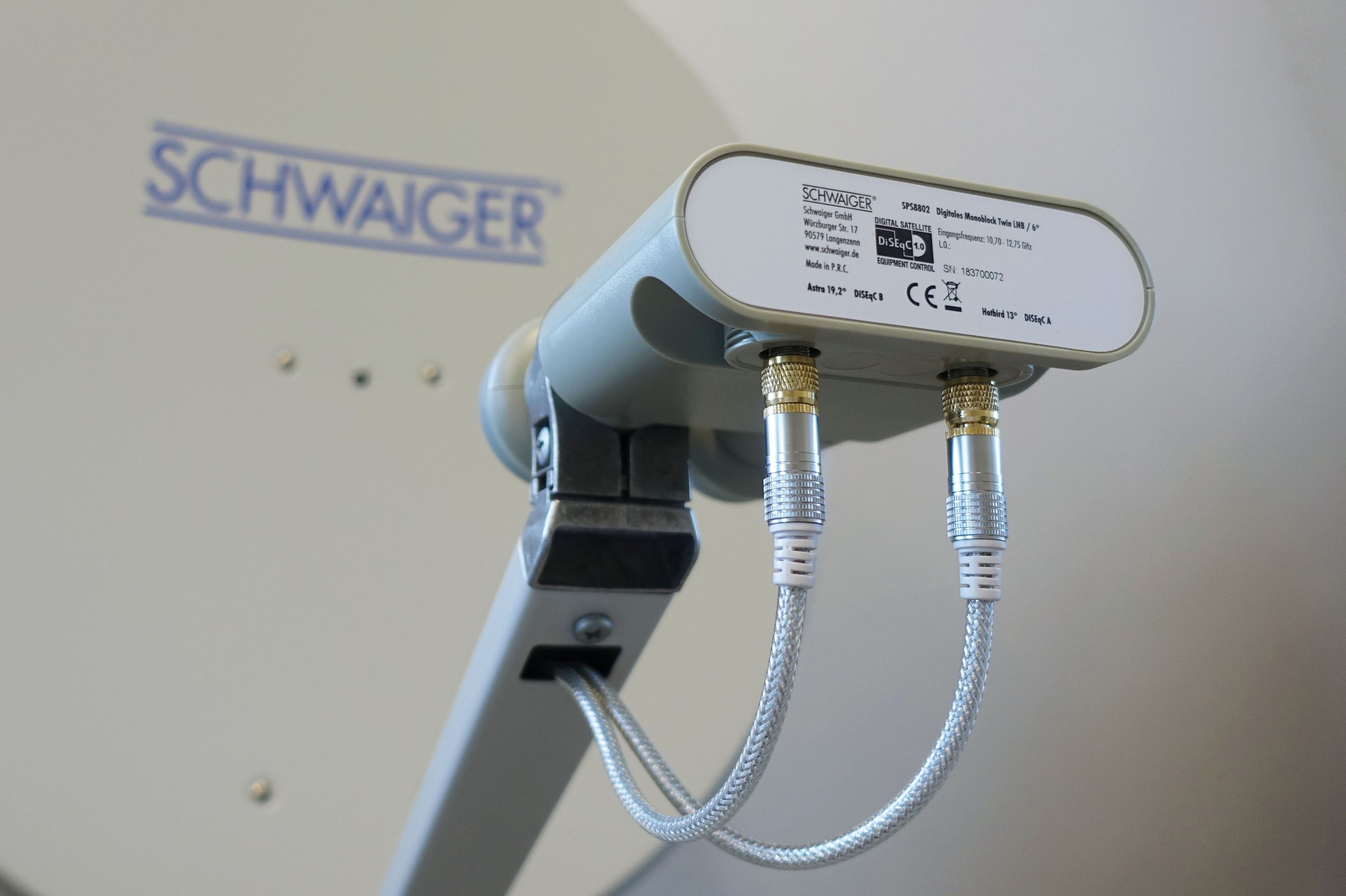 Schwaiger 715088 Monoblock-LNB (für 2 Teilnehmer, herausziehbare Wetterschutzabdeckung, hellgrau)