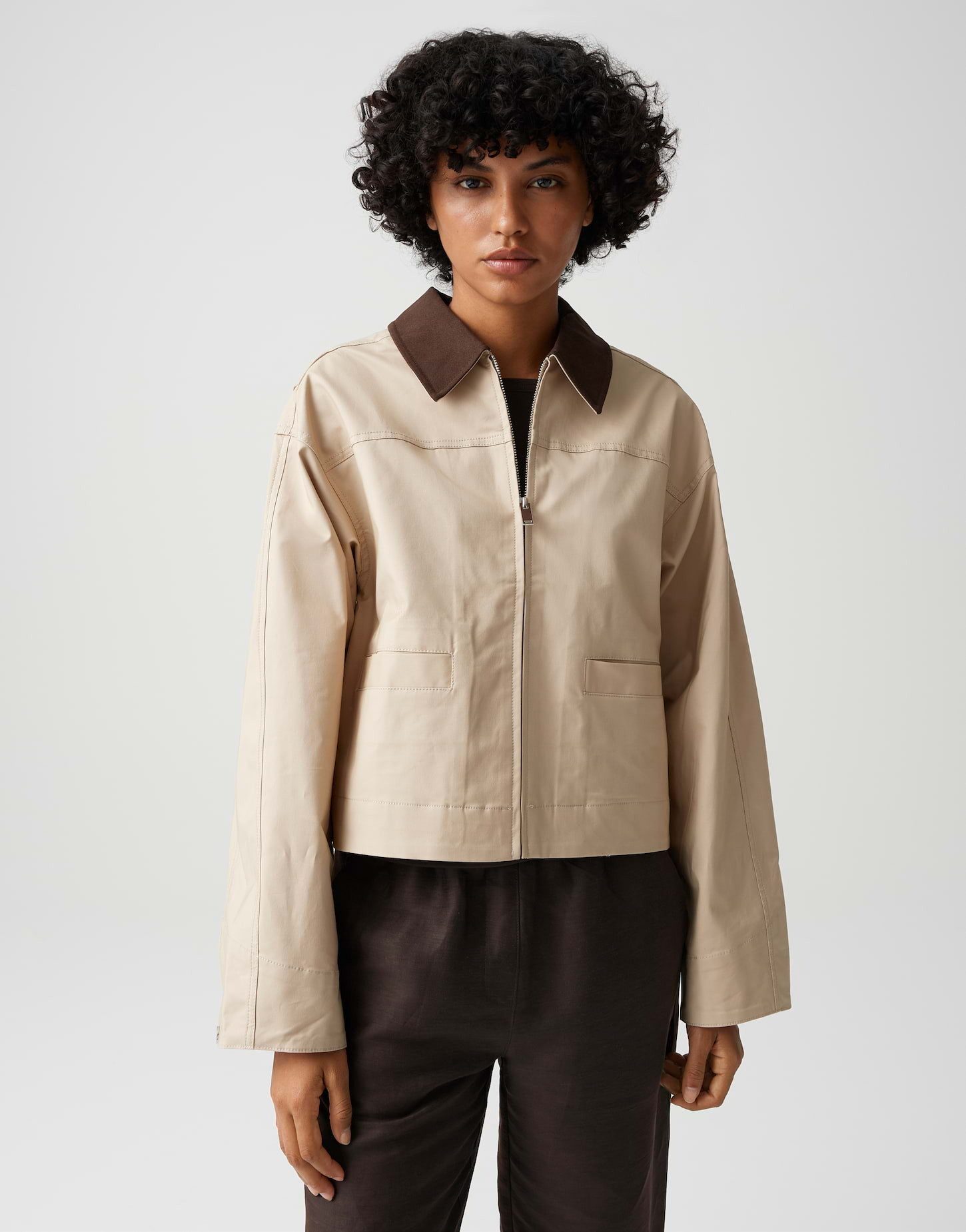 OPUS Kurzjacke Kurzjacke aus Webware mit Twillstruktur Boxy Fit, leicht verkürzt, Paspeltaschen und Reißverschluss