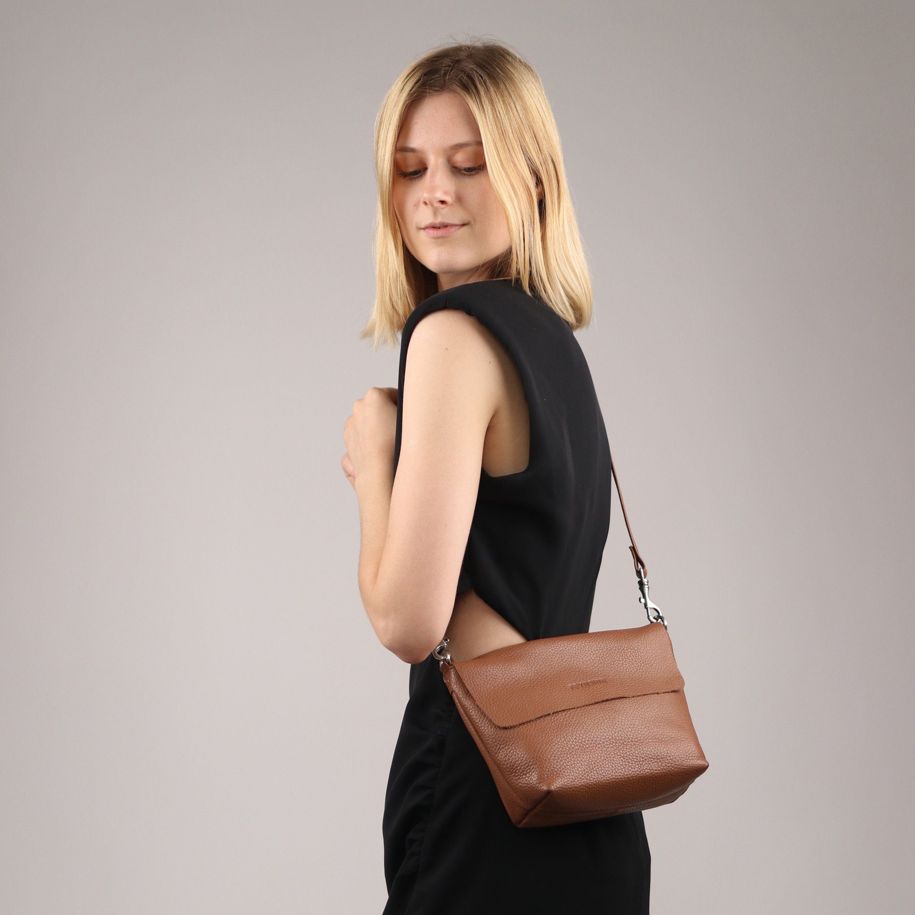FEYNSINN Umhängetasche echt Leder Umhängetasche groß tobacco LIVA, Schultertasche Echtleder Damen, Crossbody Bag klein hellbraun-cognac