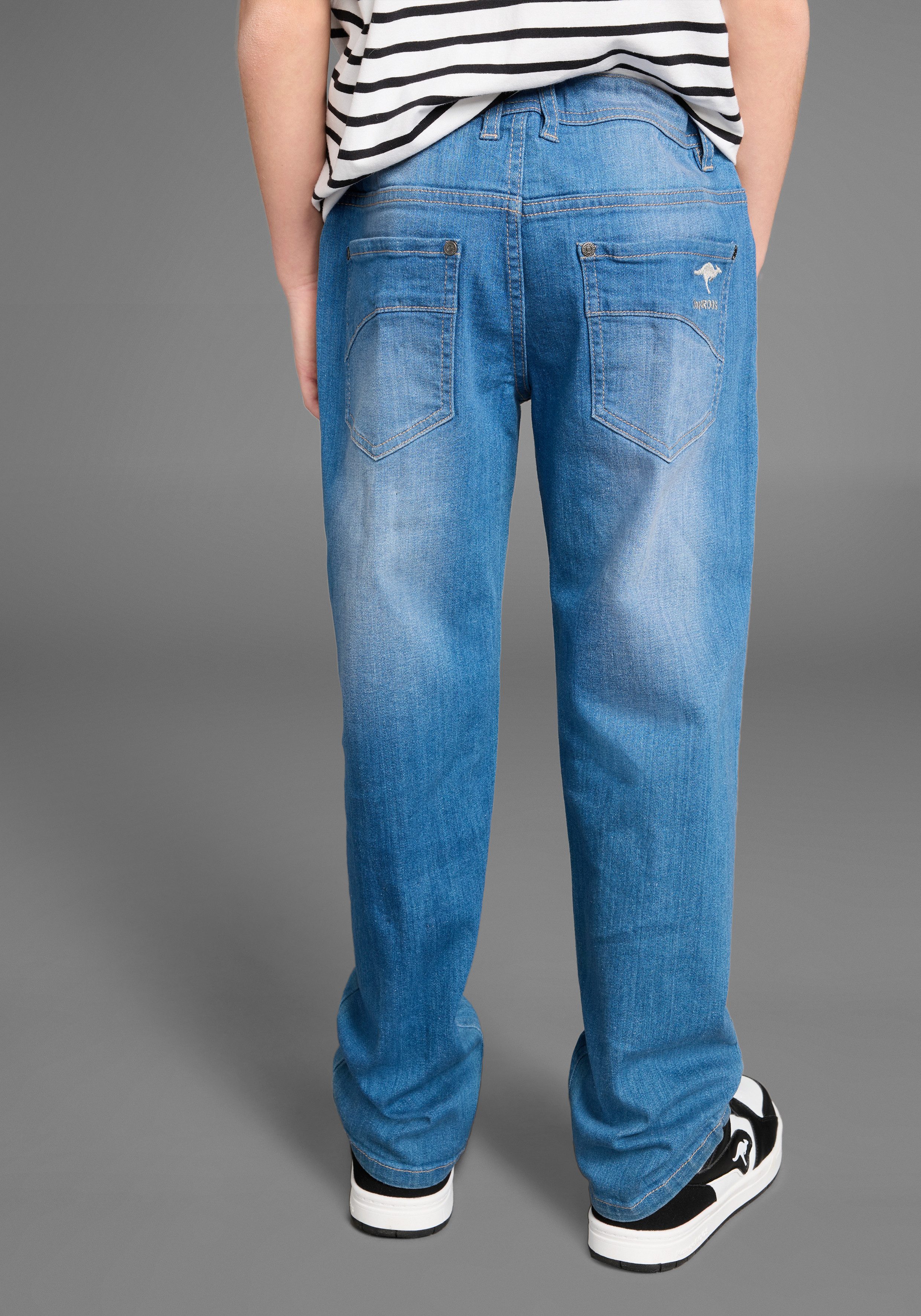 KangaROOS Loose-fit-Jeans Jeans mit weitem Bein und KangaROOS Stickerei Loose-fit Stretchjeans mit Logo-Stickerei – Bild 2 von 5