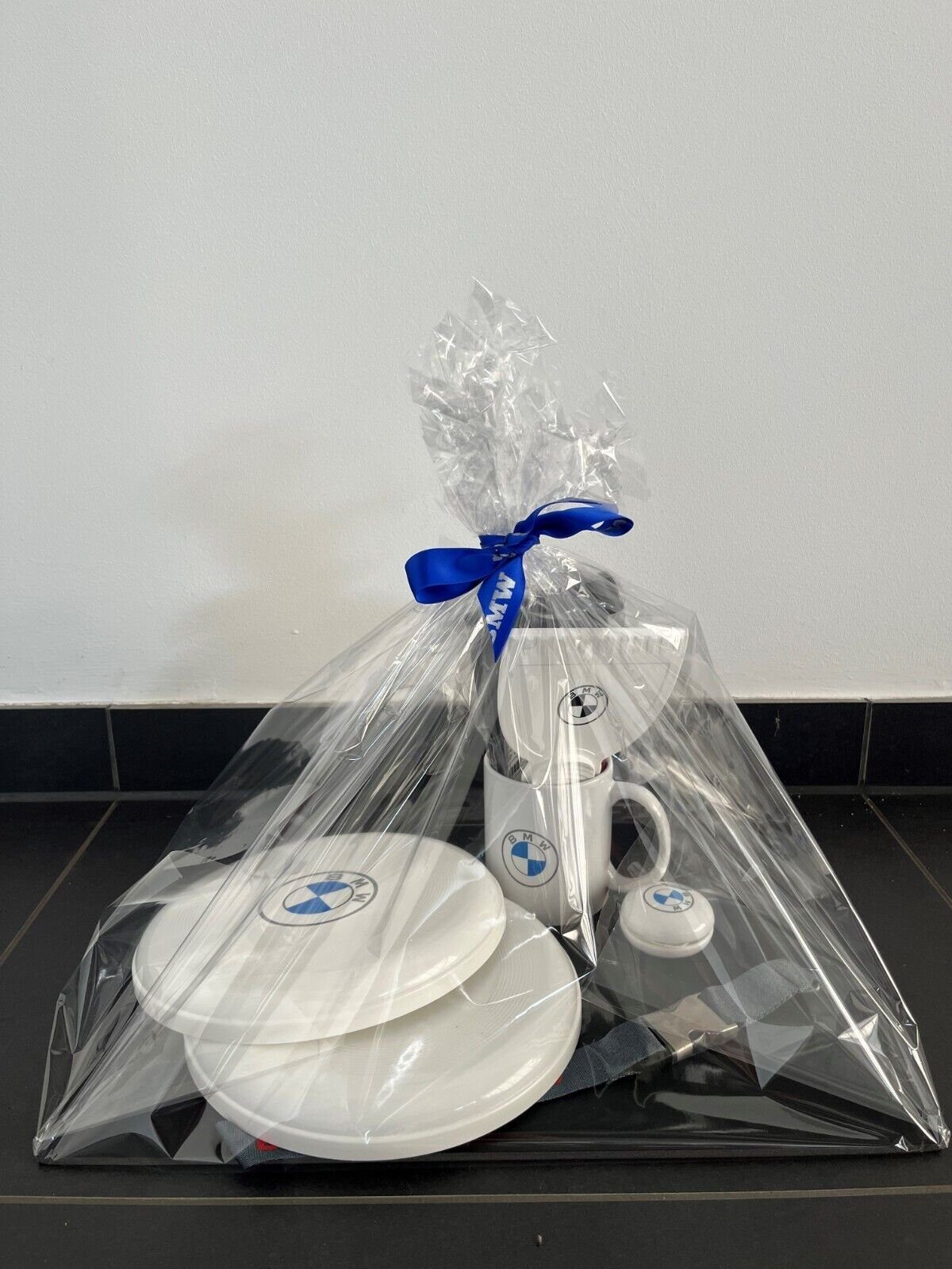 BMW Baseball Cap BMW Geschenkbox aus Merchandise & Zubehör für Fans Geschenkidee Tasse (1-St)