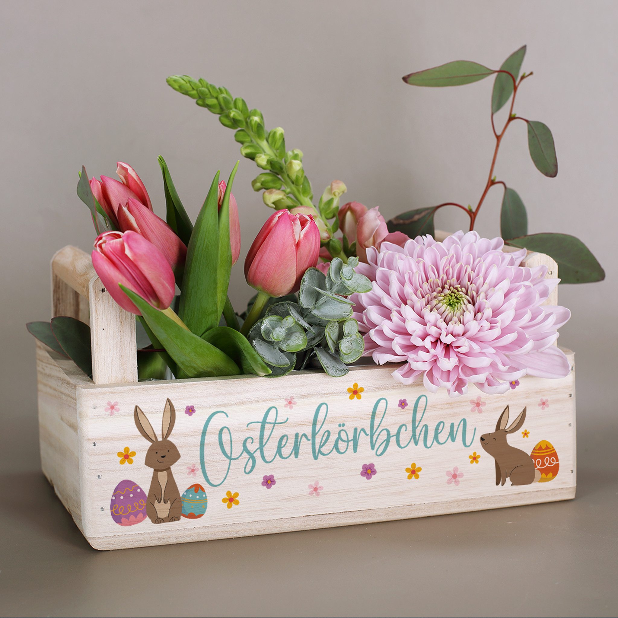 Herz & Heim Geschenkbox zu Ostern - Pflanzkorb aus Holz als Osterkorb für Ostergeschenke, 2 Griffe, mit Folie ausgekleidet