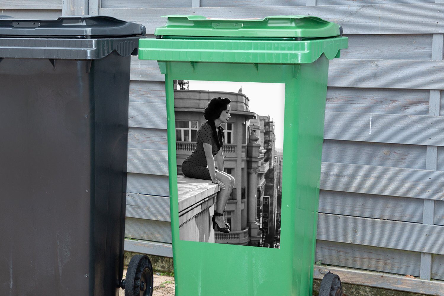 MuchoWow Wandsticker Madrid - Sticker, St), Abfalbehälter Frau Mülltonne, (1 - Spanien Mülleimer-aufkleber, - Architektur Container