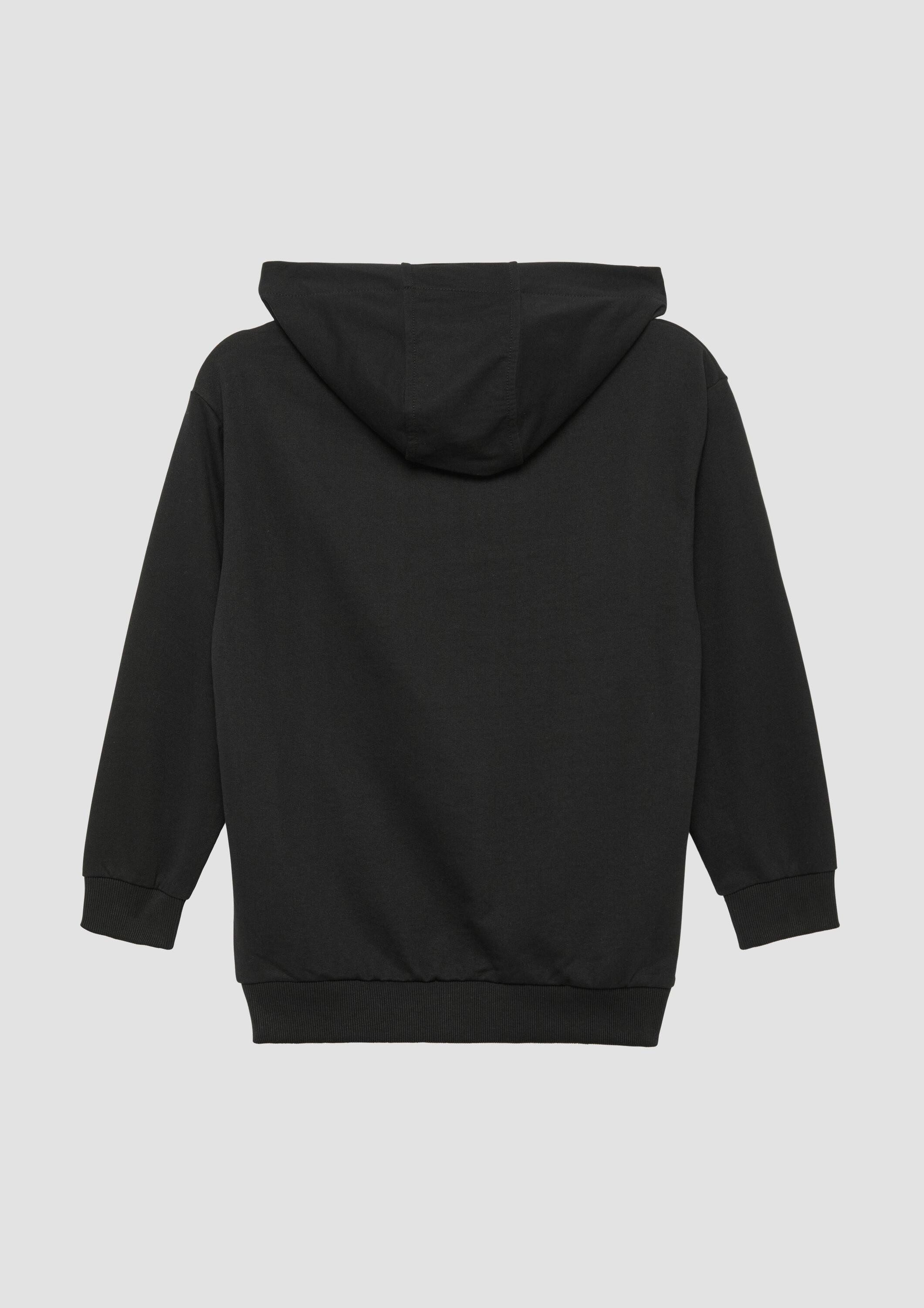s.Oliver Sweatshirt Sweatshirt Unisex Kapuzen-Sweatshirt mit Känguru-Tasche und Frontprint – Bild 2 von 5
