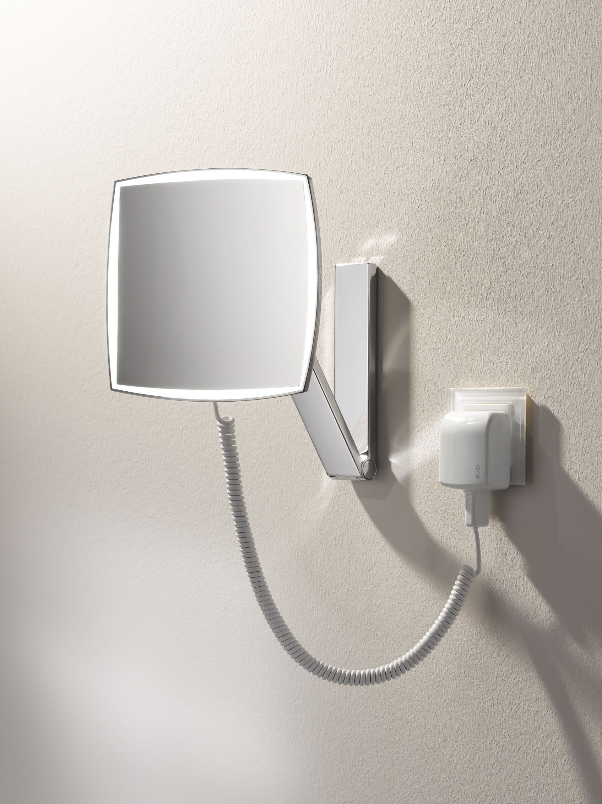 Keuco Kosmetikspiegel iLook_move (Blendfrei, 12 V Steckernetzteil), Wandspiegel, LED-Beleuchtung, 5-facher Vergrößerung, 20x20cm, chrom