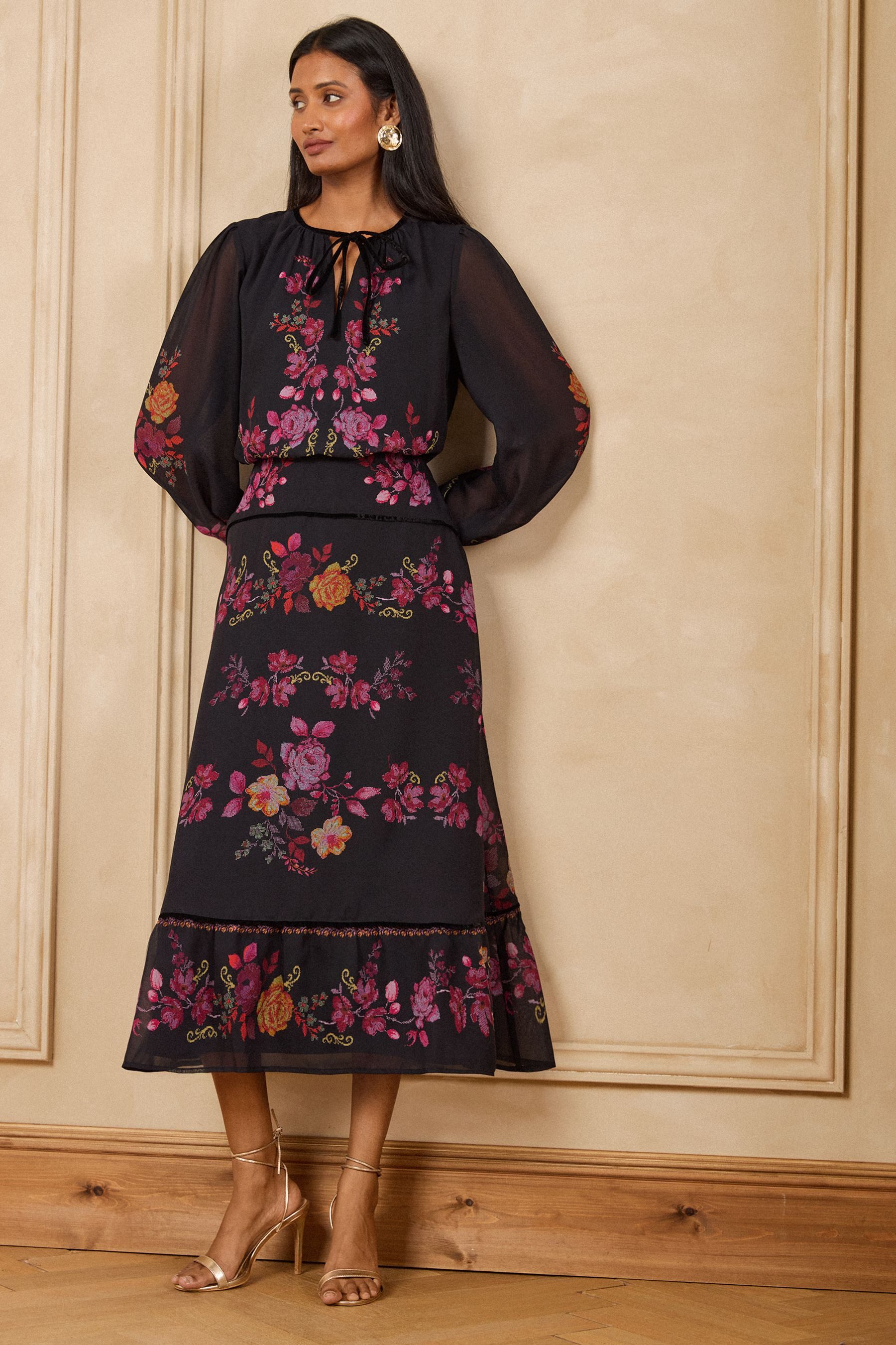 Love & Roses Midikleid Love & Roses gestuftes Midikleid mit Print (1-tlg) – Bild 5 von 5