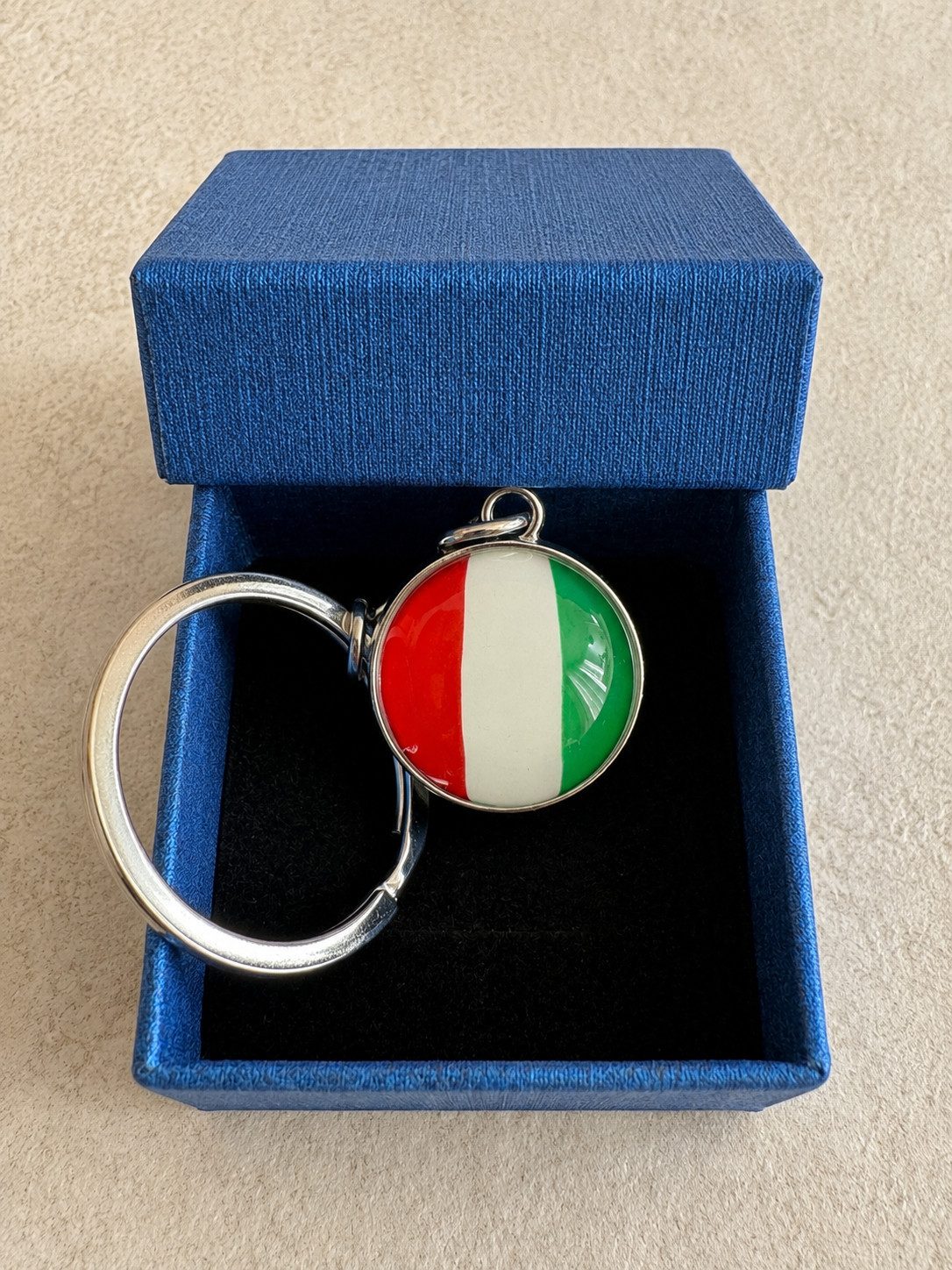 Stelby Schlüsselanhänger mit Gravur Italien Flagge Schlüsselanhänger 3D mit Geschenkbox (Weihnachtsgeschenk, Geburtstagsgeschenk, Valentinstaggeschenk, Gravur mit Glow-Effekt), langlebig, pflegeleicht, unisex
