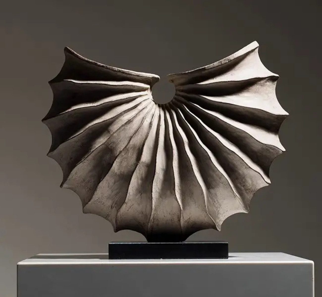 Dekoobjekt Moderne Geometrische Muschel-Skulptur – aus Resin (30×28 cm)