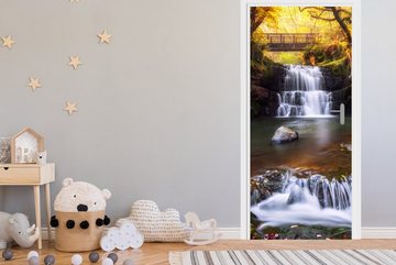 MuchoWow Türtapete Farbenfroher Wald und ein Wasserfall im Brecon Beacons National Park, Matt, bedruckt, (1 St), Fototapete für Tür, Türaufkleber, 75x205 cm