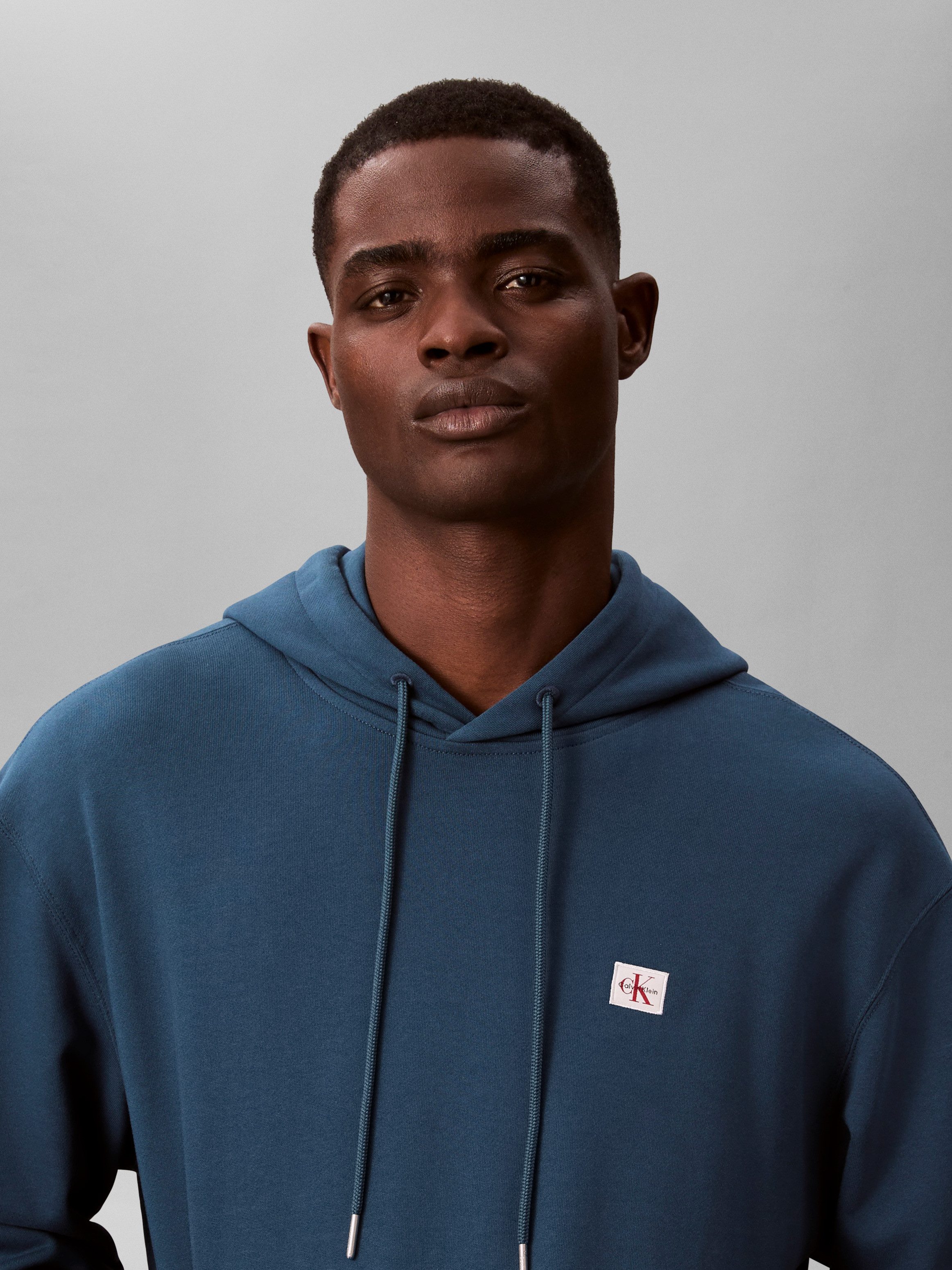 Calvin Klein Jeans Kapuzensweatshirt 400GSM TERRY BADGE HOODIE Mit Rundhalsausschnitt