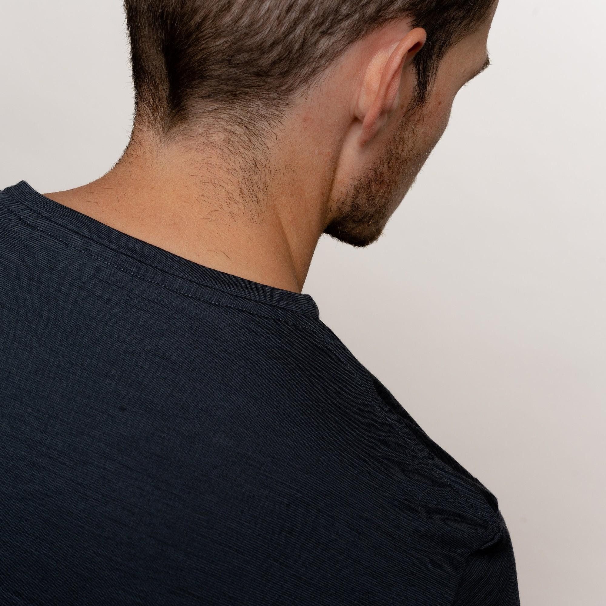 Tom Fyfe T-Shirt TOM FYFE Merino T-Shirt V-Ausschnitt Herren Anthrazit / M