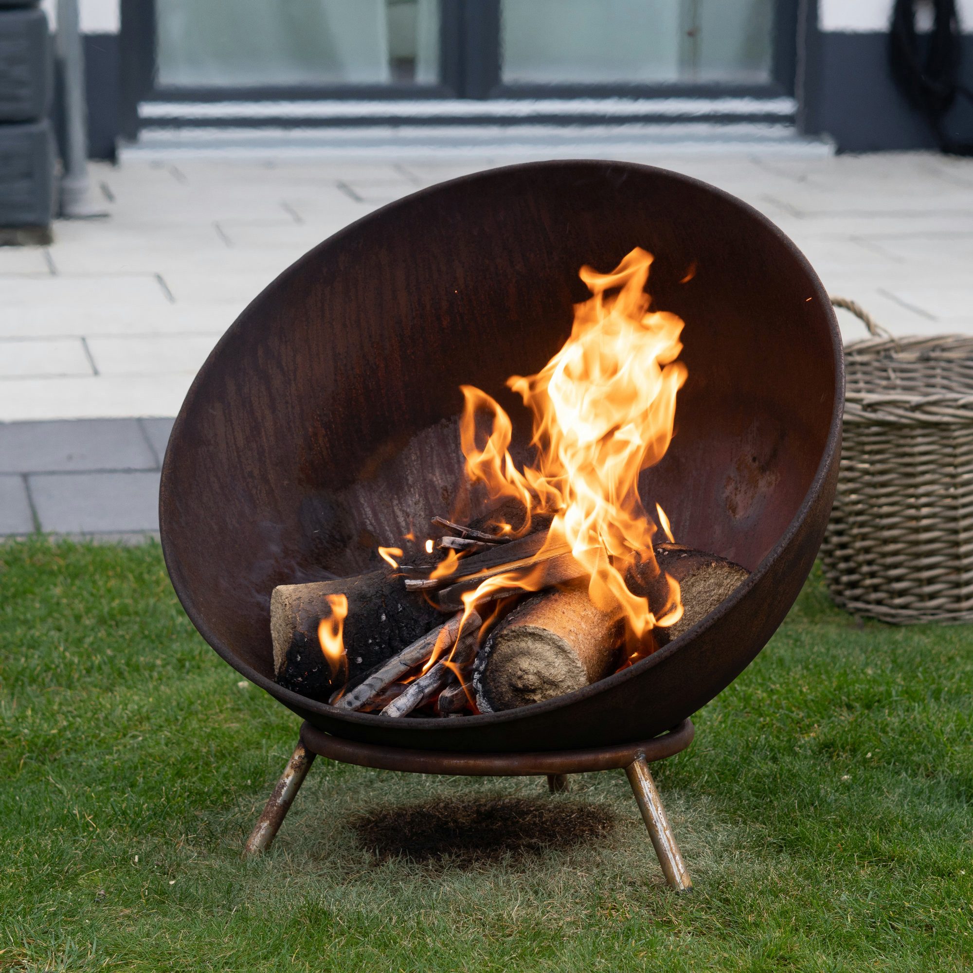 BBQ-Toro Feuerschale Ø 60cm, Rostoptik, Kippbare Outdoor Feuerstelle mit 3 Beinen, 3-in-1