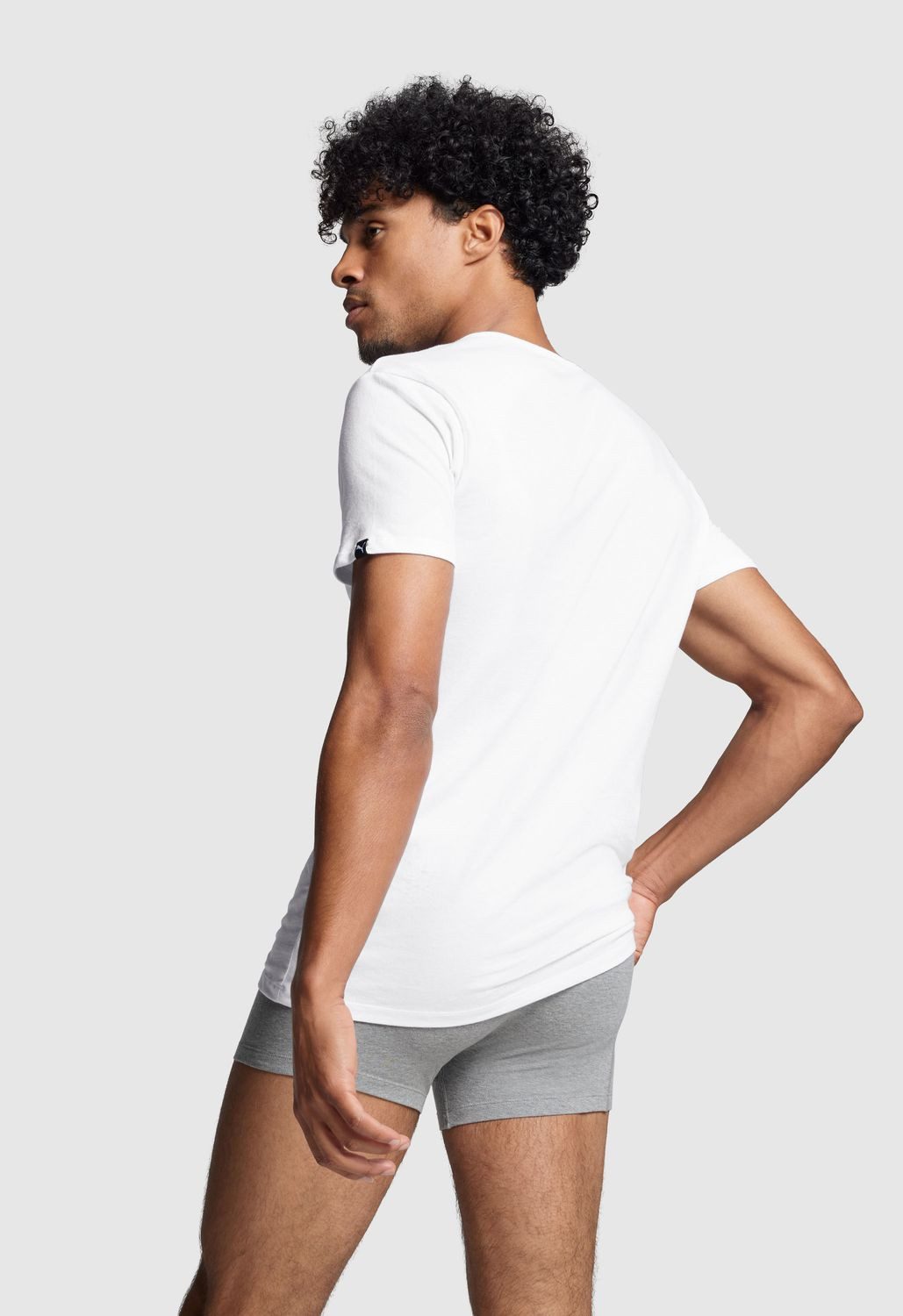 PUMA T-Shirt Basic, V-Ausschnitt mit Markenlabel am Ärmelrand