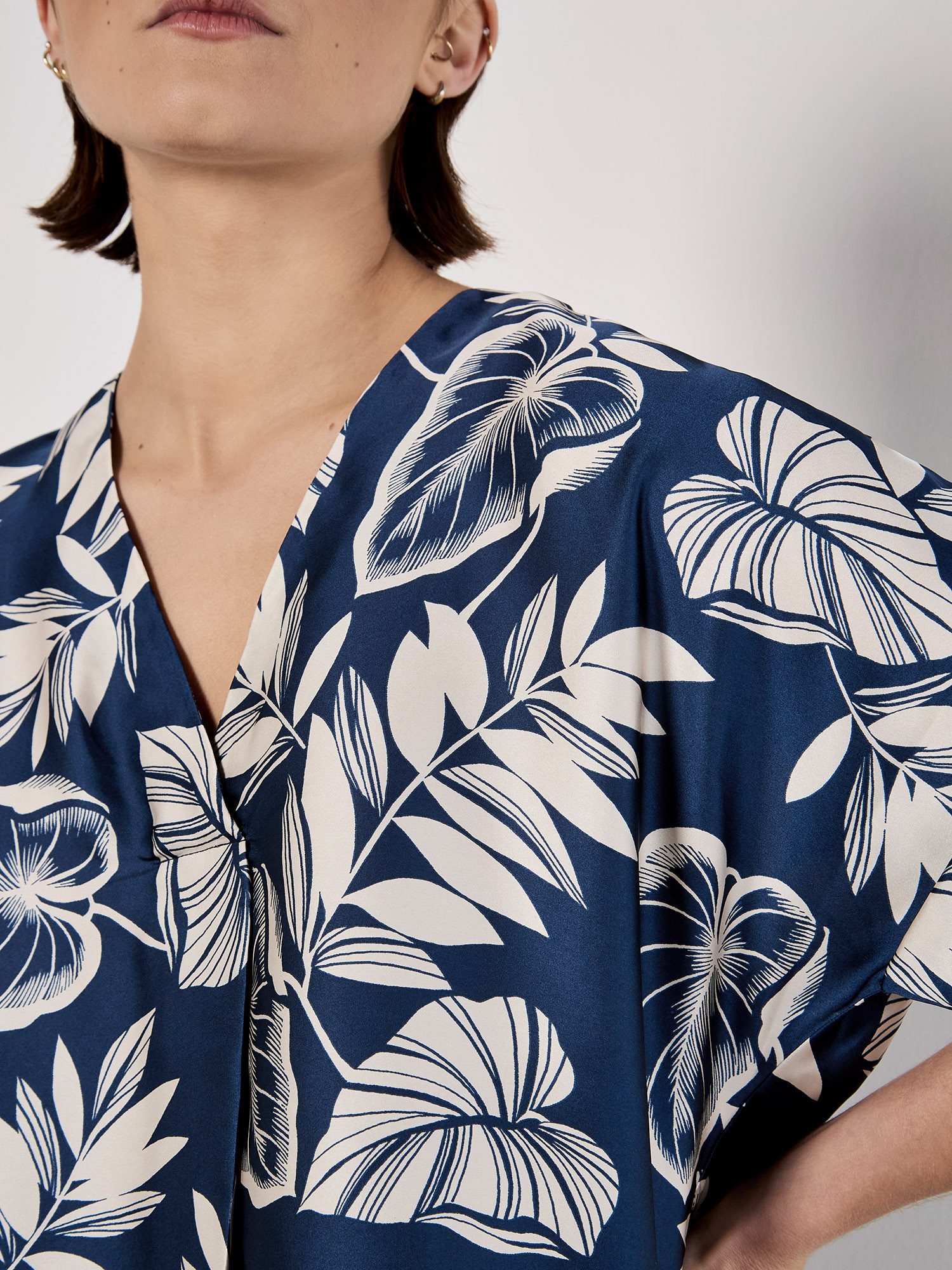 Apricot Blusenshirt Palm Leaf Shirt mit V-Ausschnitt