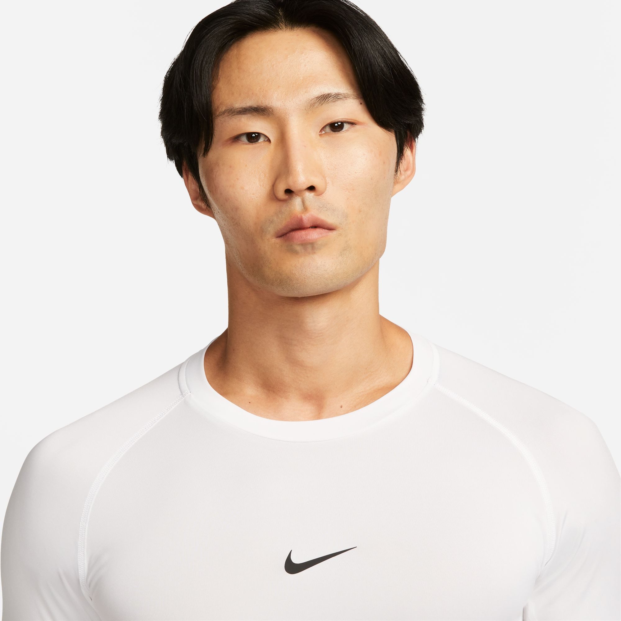 Nike Trainingsshirt M NP DF TIGHT TOP SS eng anliegender Schnitt, atmungsaktiv, schnell trocknend, elastisch