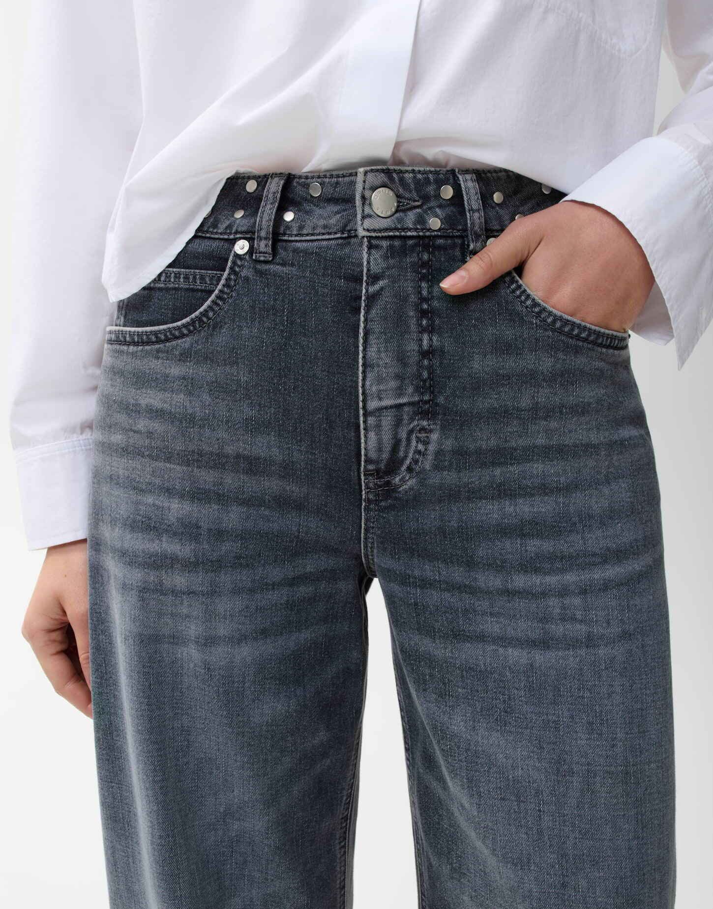 OPUS PANTS Relax-fit-Jeans Mari clear aus Baumwolle mit ovaler Passform Ovale Barrel-Silhouette mit elastischem Griff und Strass-Nieten – Bild 4 von 5