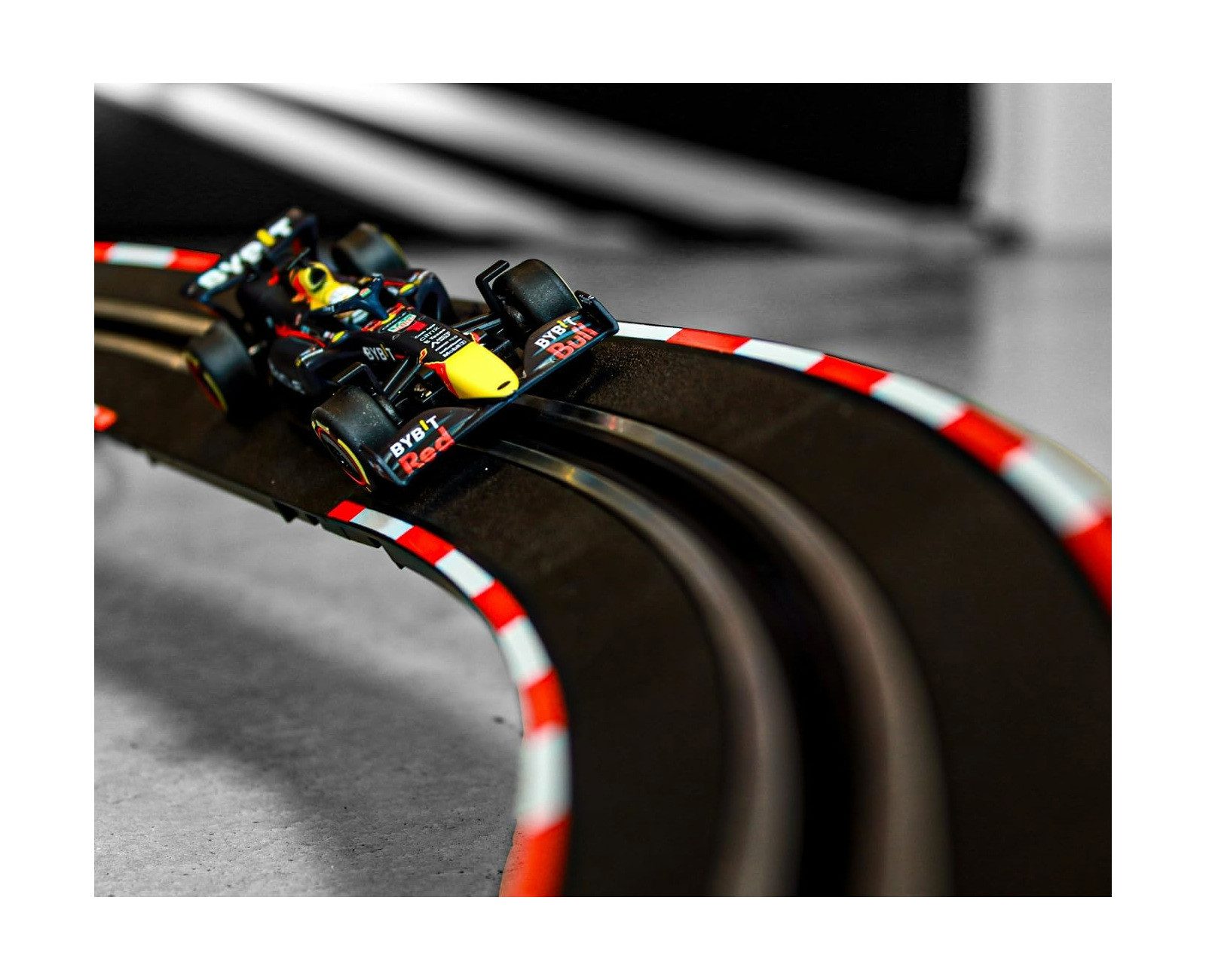 Carrera GO!!! Challenger Set F1 – Pista Red Bull Racing RB18 Scala 1:43, Lunghezza 6 Metri, Con Cronometro Sfida, Da 6 Anni - 4