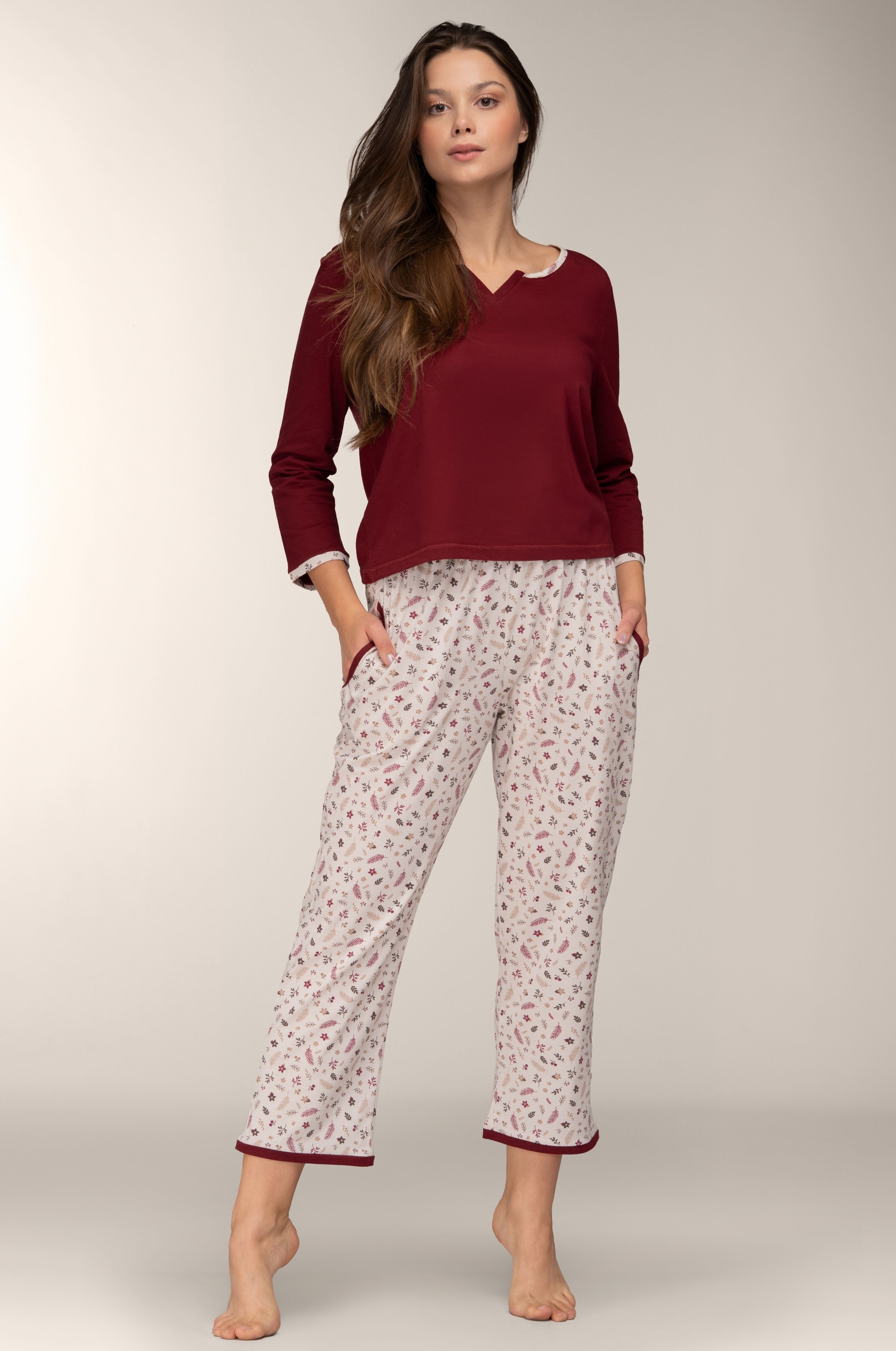 Mademoiselle Sommeil Capri-Pyjama Damen Schlafanzug mit Bordeaux Oberteil & floraler Hose 100% Baumwolle, Taschen, 7/8-Bein