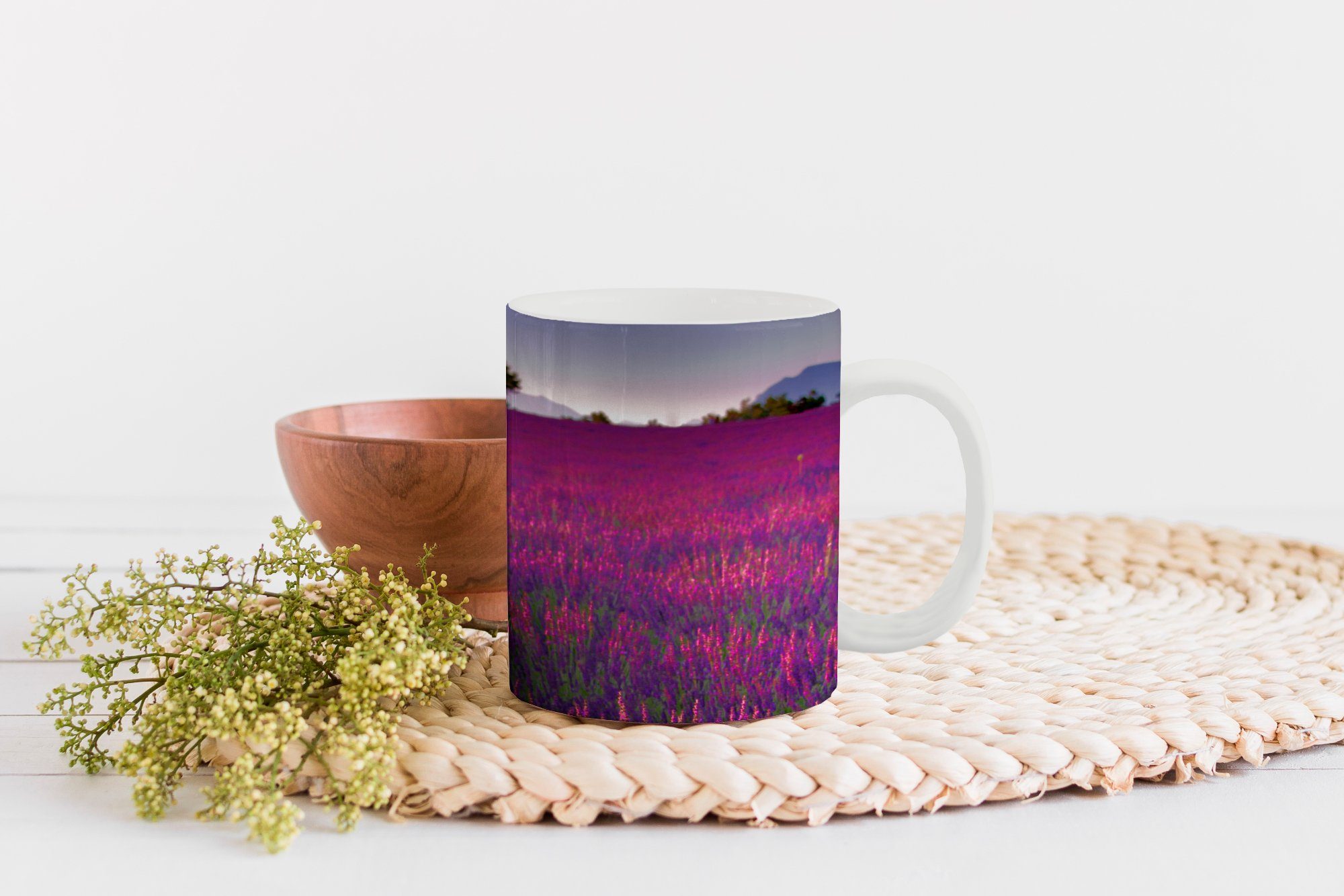 Lila Feld, Kaffeetassen, auf Becher, MuchoWow Lavendelblüten Geschenk Keramik, Teetasse, einem Tasse Teetasse,