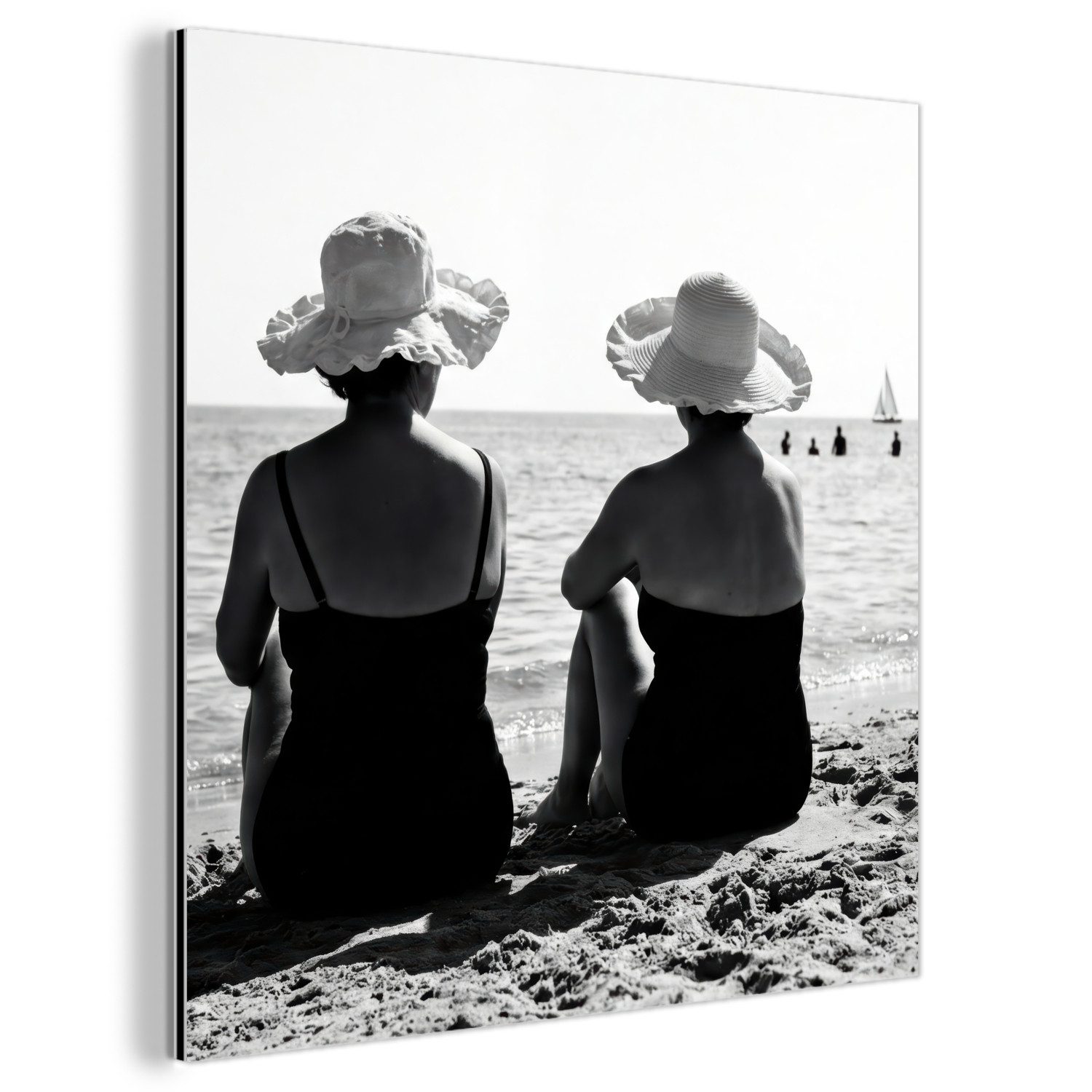 MuchoWow Metallbild Frauen - Sonnenhut - Strand - Schwarz - Weiß, Inkl. Aufhängung, Alu-Dibond-Druck, Wandbild aus Metall, Aluminium deko, 20x20 cm