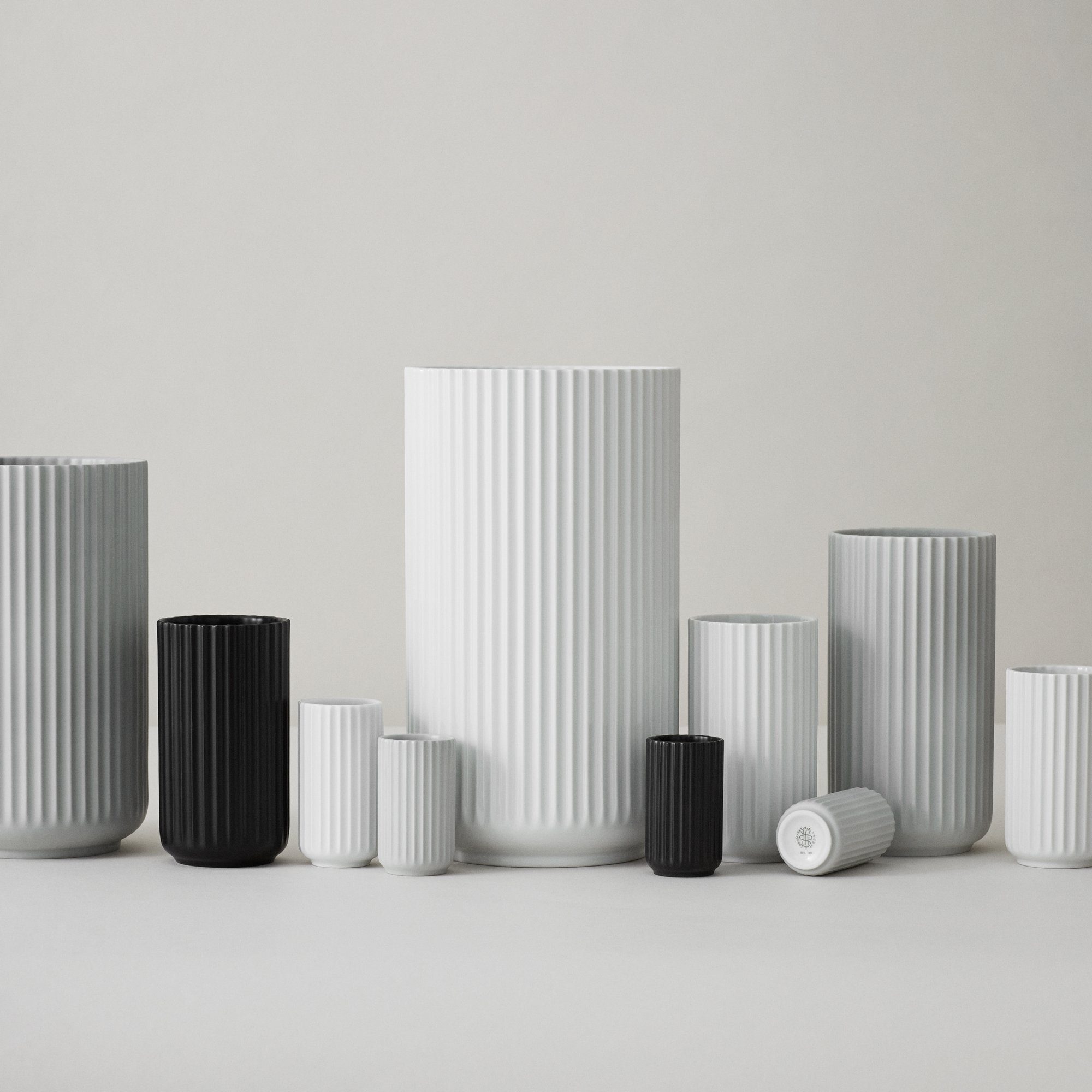 Lyngby Porcelæn Tischvase aus weißem Porzellan in Säulenform mit Rillen-Struktur