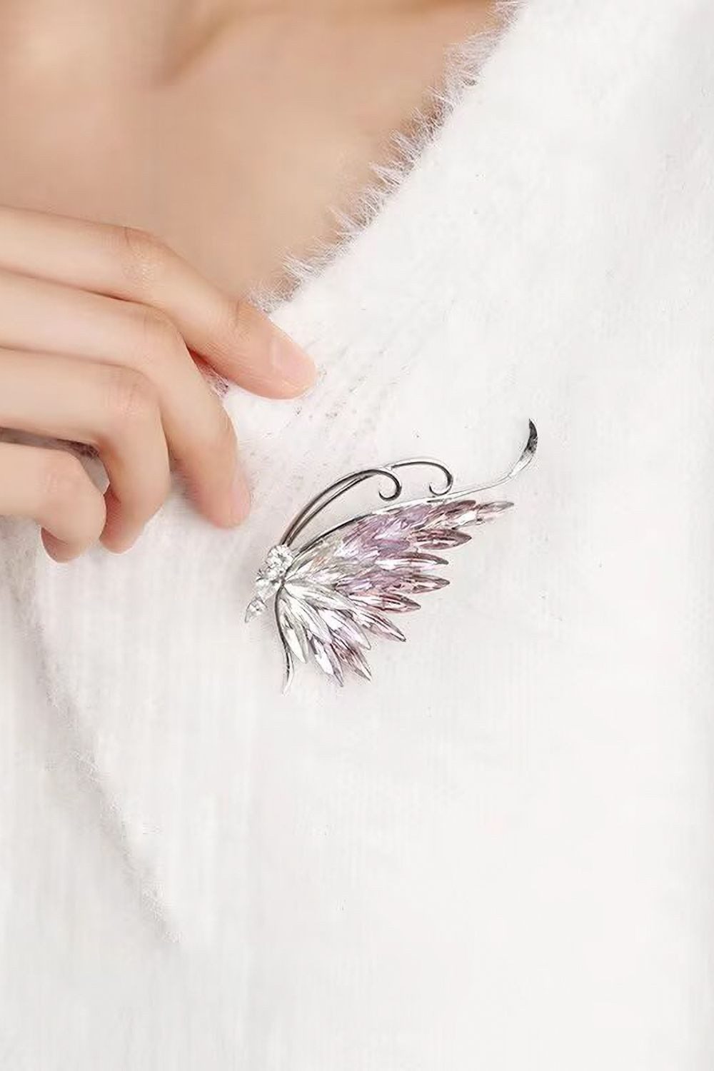 MayTree Brosche "Schmetterling lila", mit brilliantem Strass (Stück, 1-tlg), Metallbrosche in Form eines tanzenden Schmetterlings