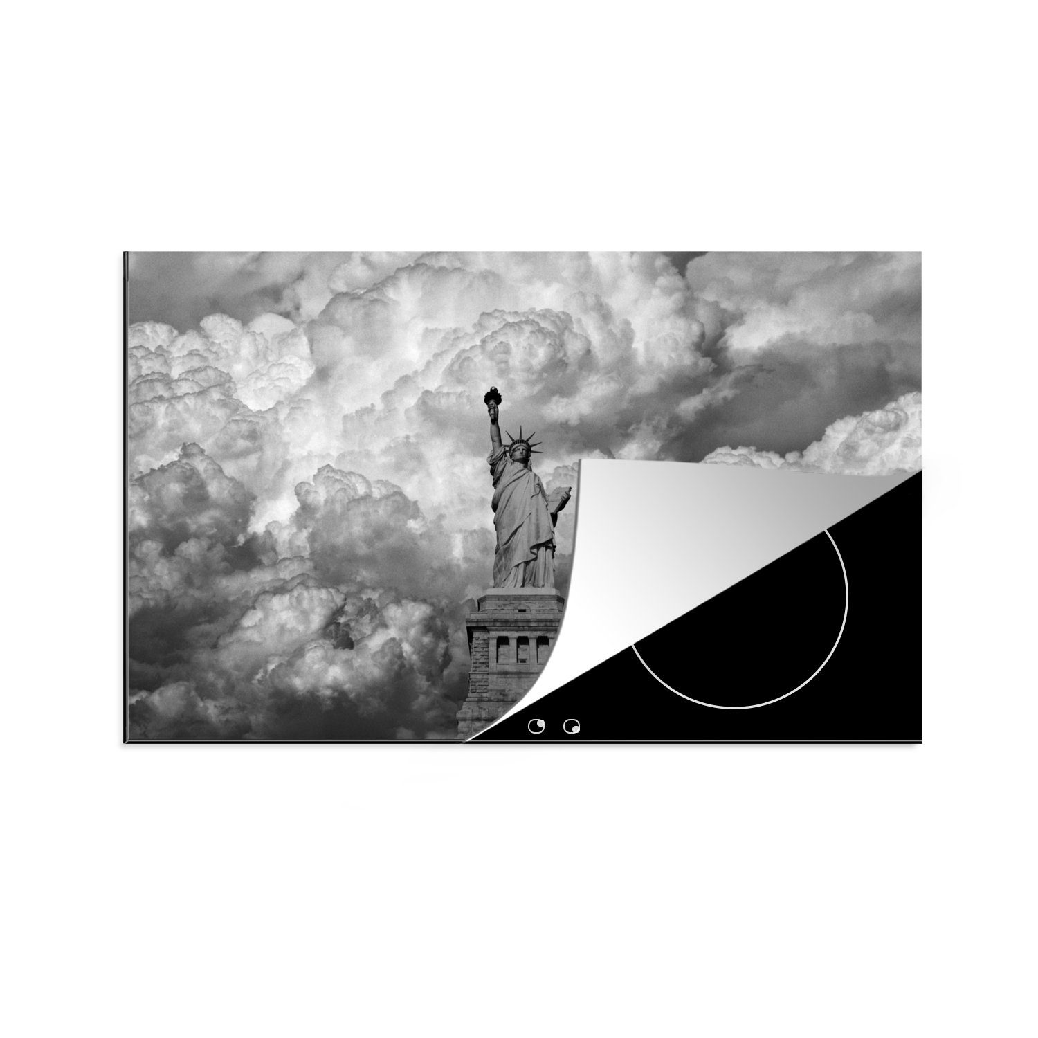 MuchoWow Herdblende-/Abdeckplatte Freiheitsstatue in New York an einem bewölkten Tag in schwarz-weiß, Vinyl, (1 tlg), 81x52 cm, Induktionskochfeld Schutz für die küche, Ceranfeldabdeckung