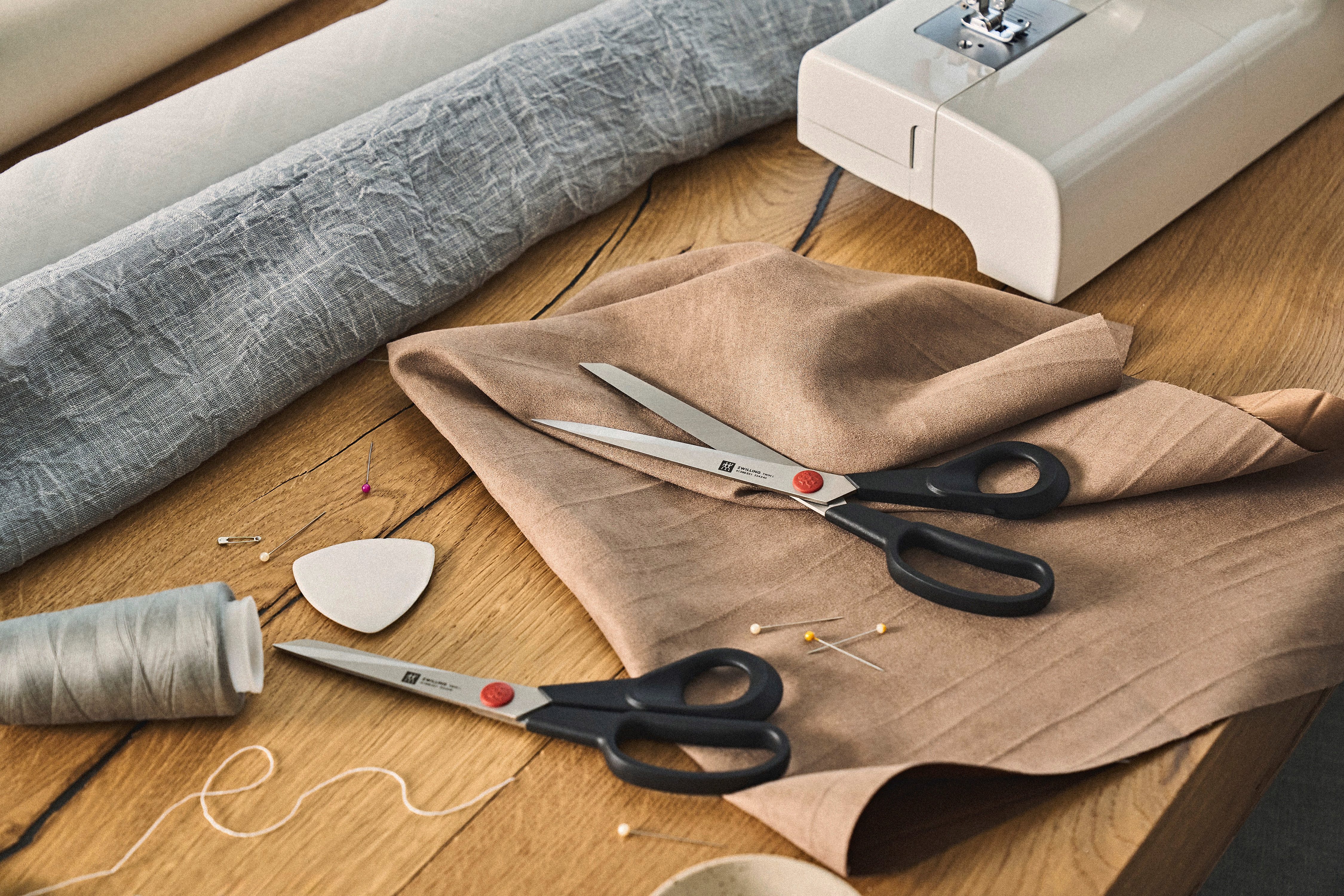 Zwilling Stoffscheren TWIN L, (1-tlg), Rostfreier Spezialstahl, Ergonomisch, 20 cm, schwarz