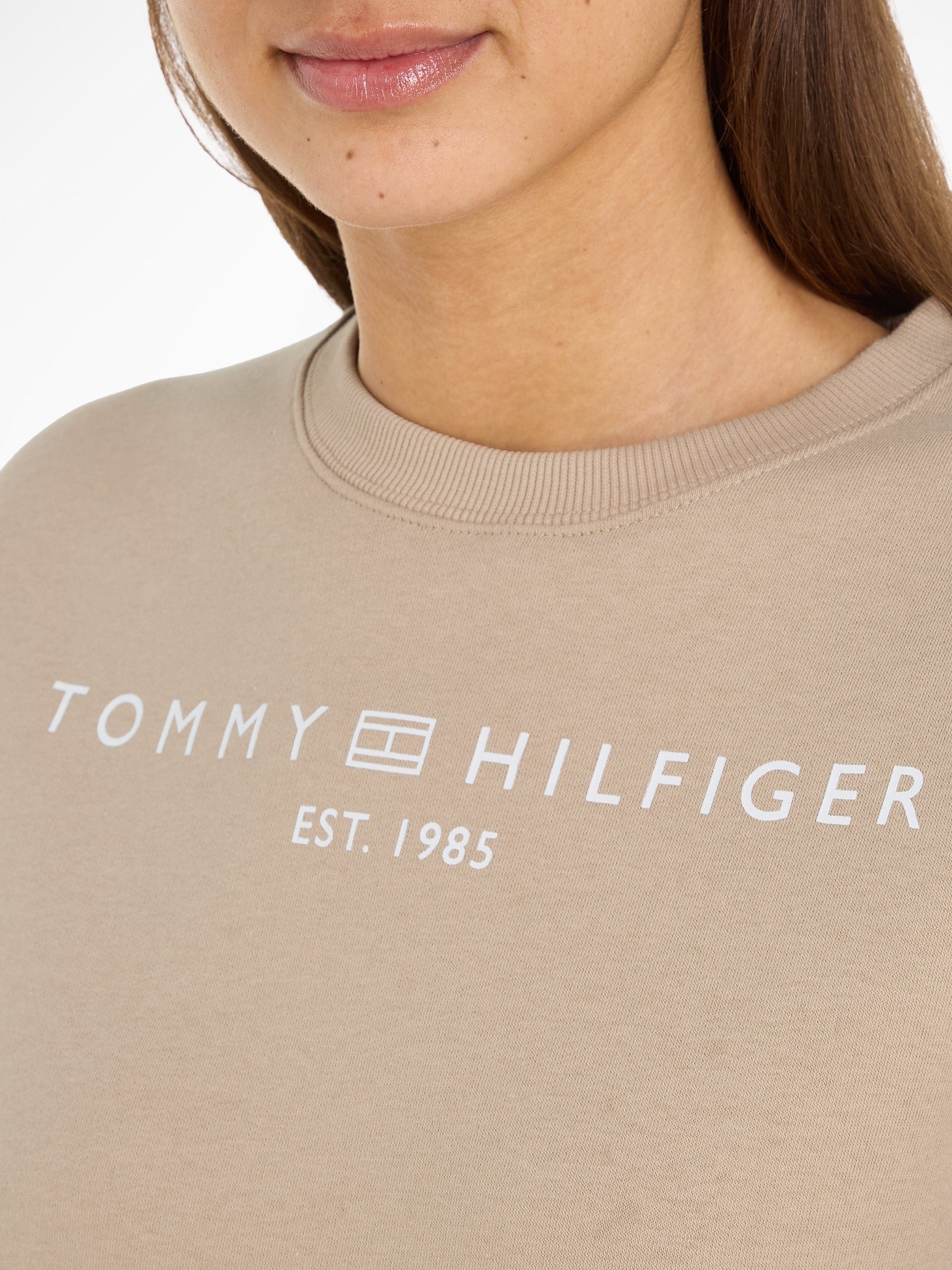 Tommy Hilfiger Sweatshirt MDRN REG LOGO Logoschriftzug C-NK CORP SWTSHRT beige mit