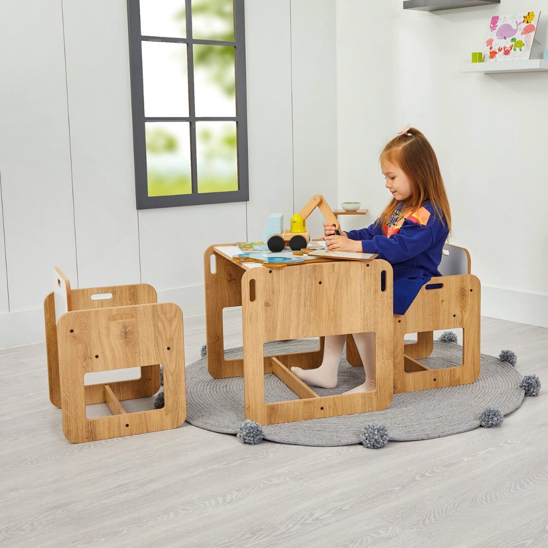 COZYCOLLECTIONS Kindersitzgruppe Kindertisch und 2 Stühle aus naturfarbenem und weißem Holz, (Kindertischgruppe / Sitzgruppe (3-teilig), 3-tlg., 1 Tisch + 2 Stühle (für 2 Kinder), Montessori: ergonomisch, griffig, fördert Selbstständigkeit (2–4)