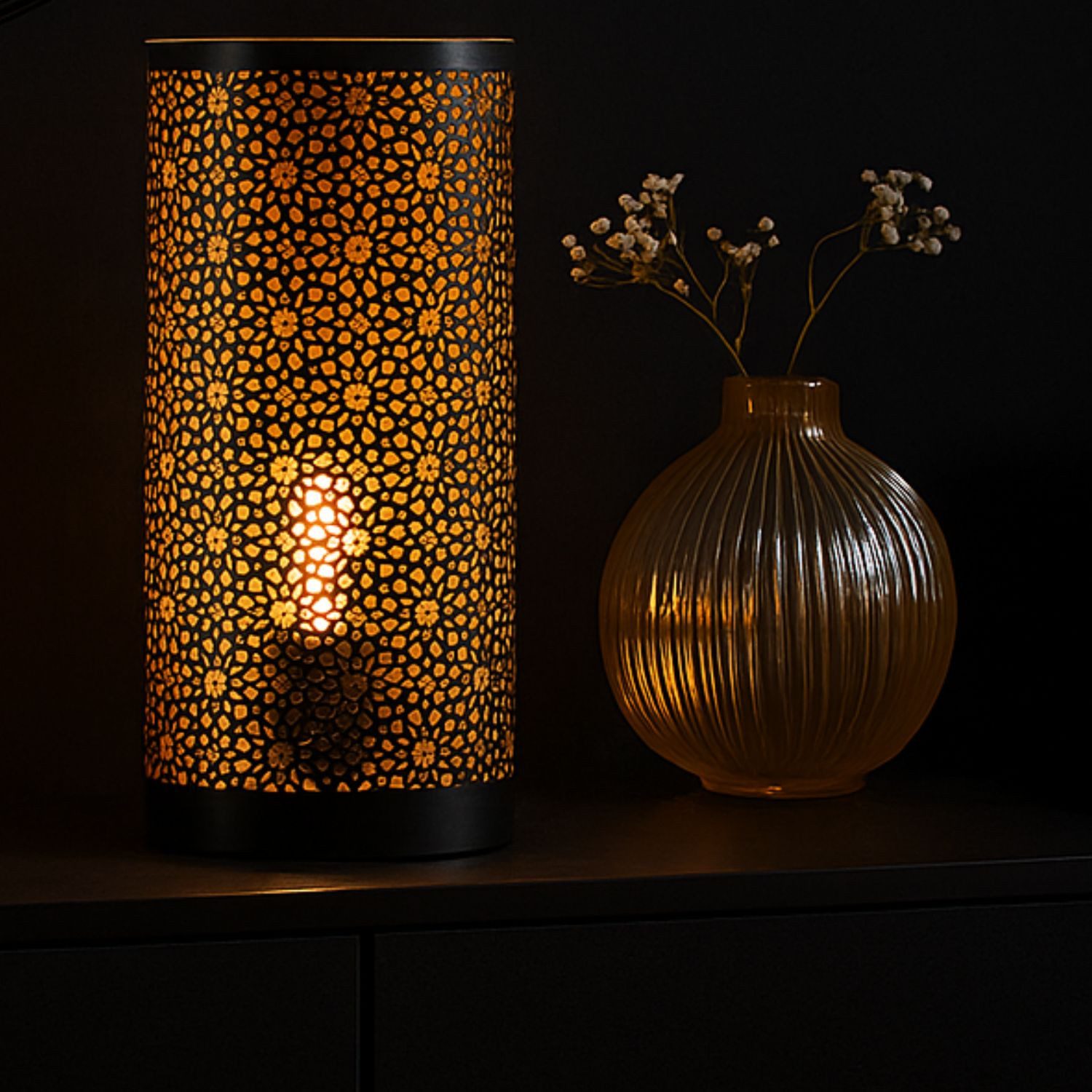 Marrakesch Orient & Mediterran Interior Nachttischlampe Orientalische Tischlampe Naziha Lampe aus Metall in Schwarz-Gold 30 cm, Handarbeit