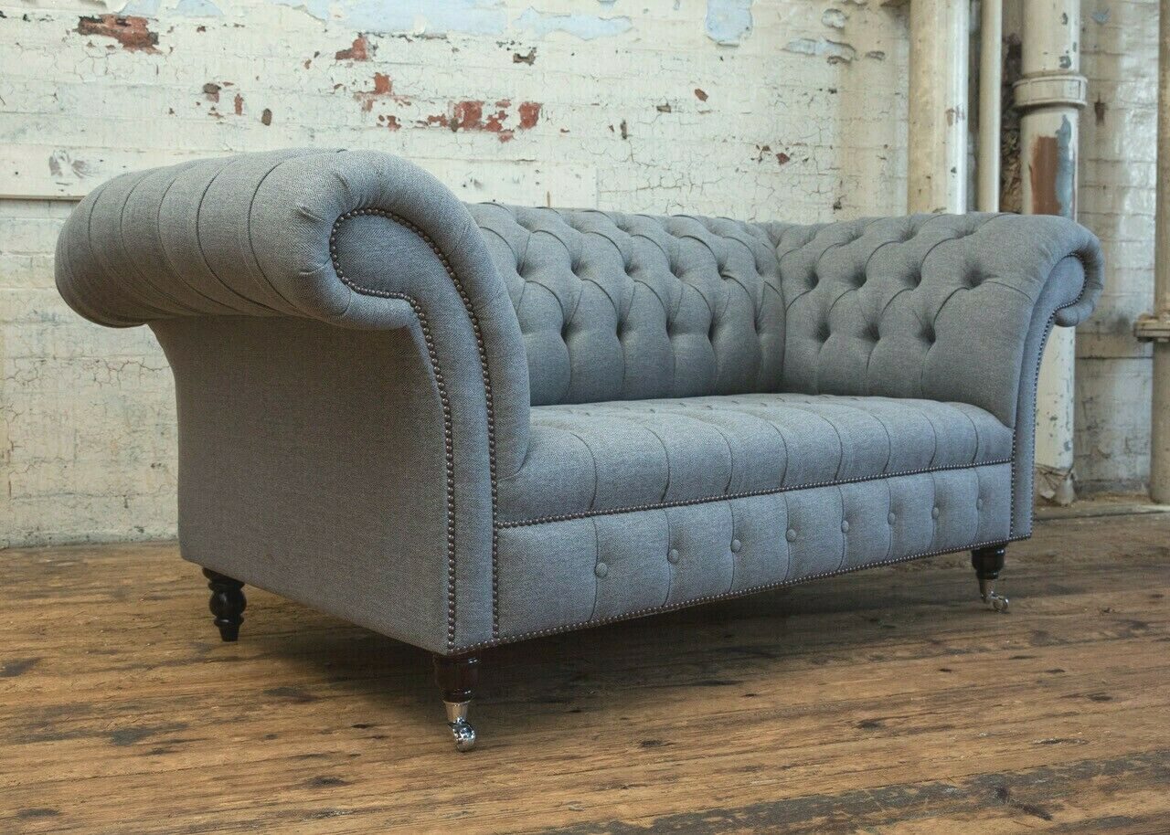 Chesterfield-Sofa JVMoebel Chesterfield-Sofa Grau aus Samtvelours mit Holzfüßen