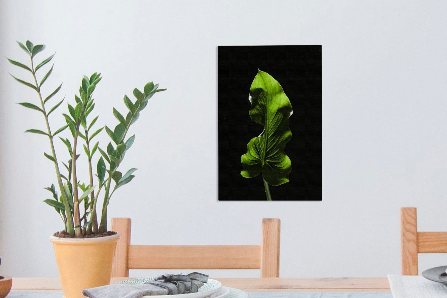 Ein (1 Blatt Hintergrund, Zackenaufhänger, 20x30 auf grünes OneMillionCanvasses® inkl. Leinwandbild cm fertig schwarzem Gemälde, St), bespannt Leinwandbild