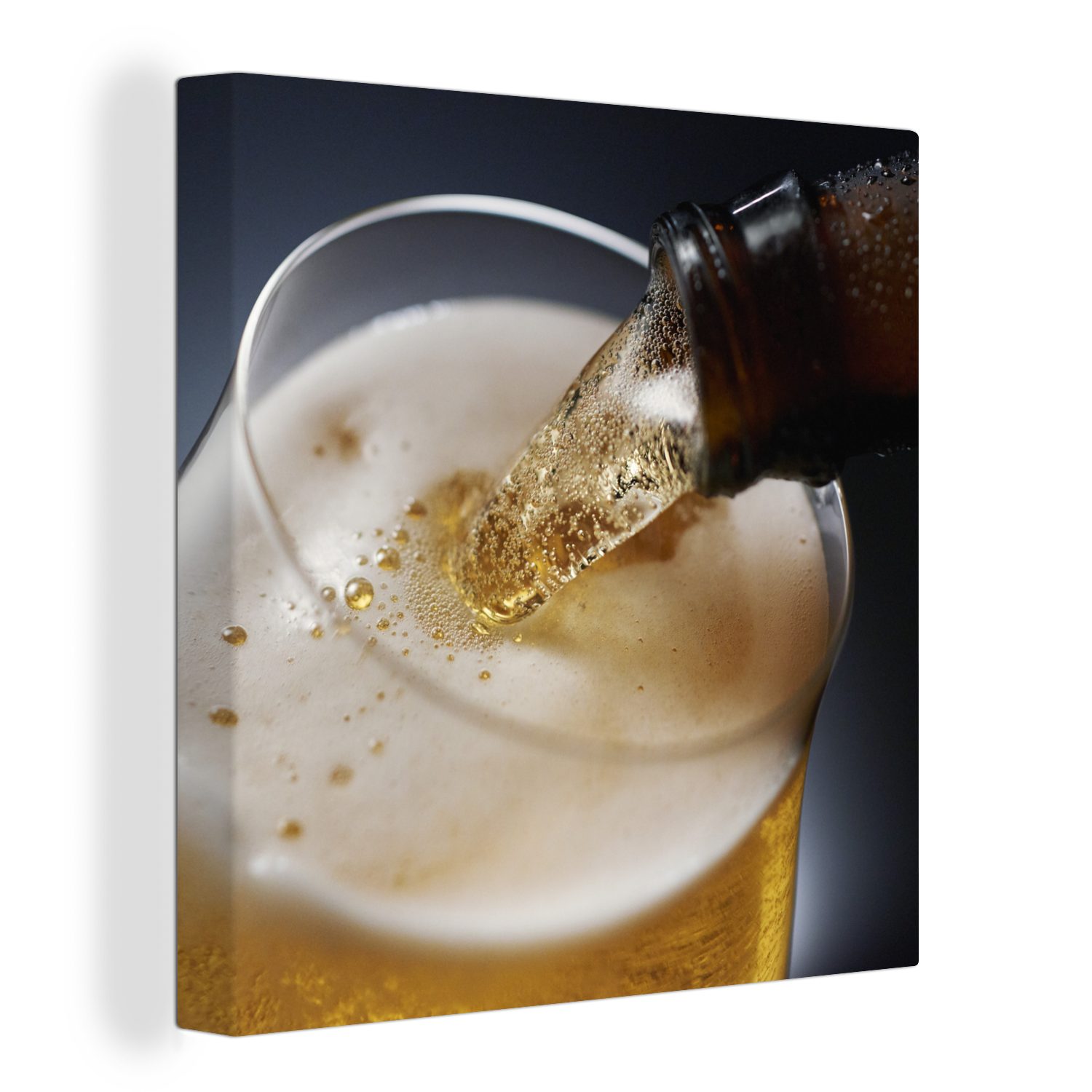 OneMillionCanvasses® Leinwandbild Eingeschenktes Bier vor einem dunklen Hintergrund, (1 St), Leinwand Bilder für Wohnzimmer Schlafzimmer