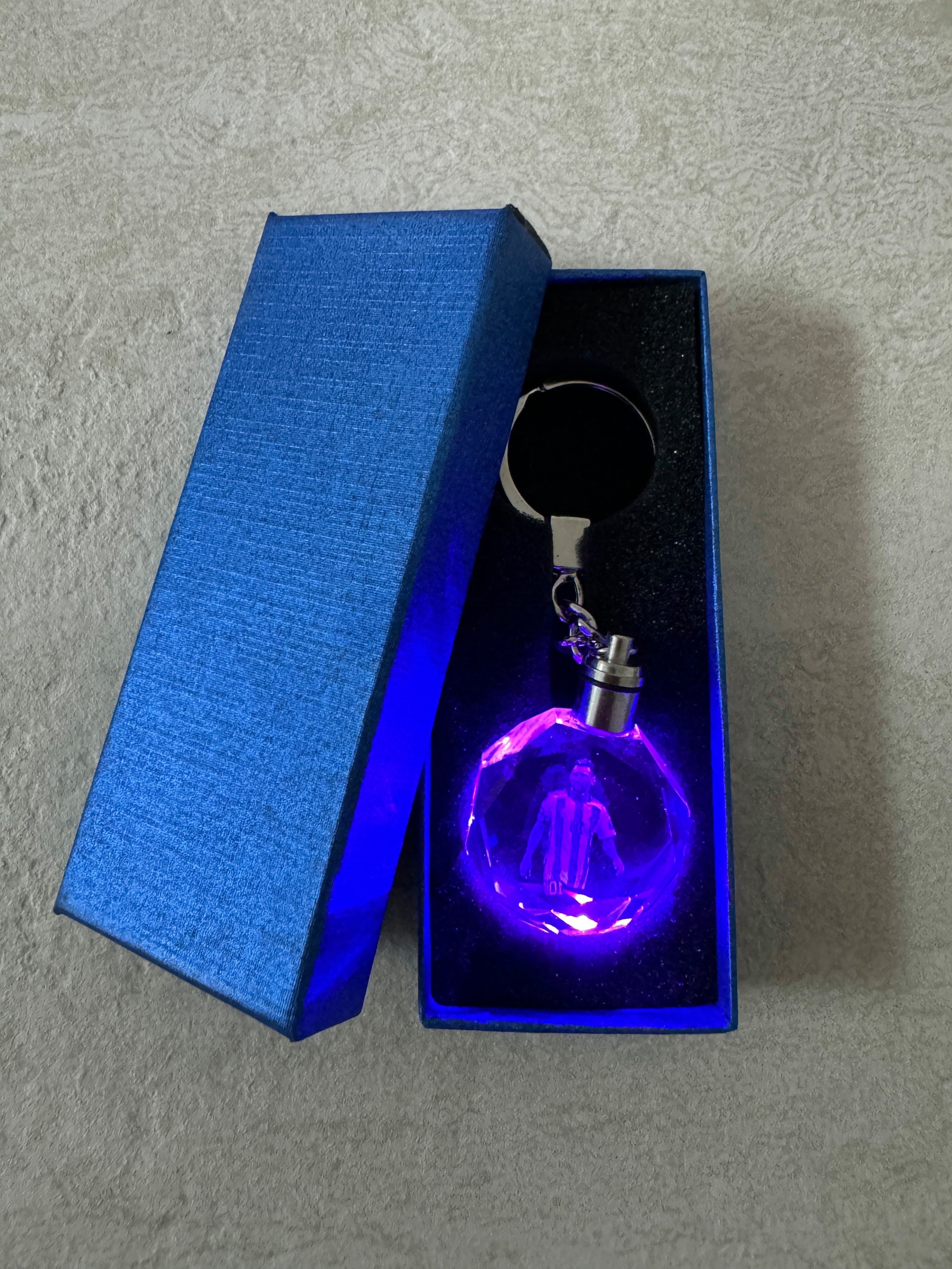 Stelby Schlüsselanhänger mit Gravur Lionel Messi Schlüsselanhänger Multicolor LED mit Geschenkbox (Perfekt für Geburtstage und Weihnachten, 1-tlg., Robustes Gla – Bild 3 von 3