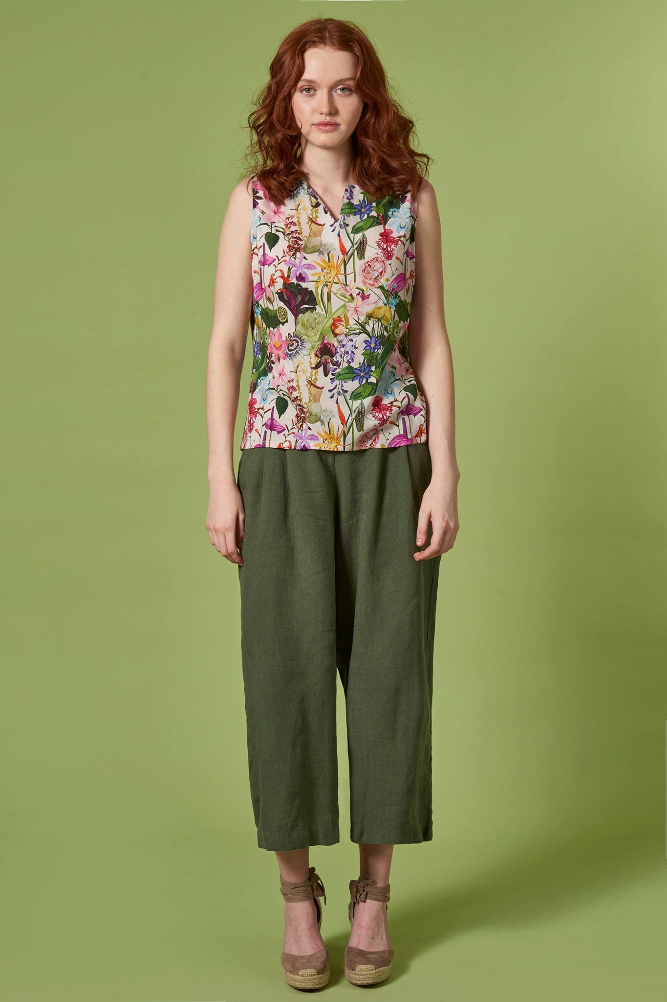 Shirttop Ärmellose Bluse aus zart fallender Viskose mit floralem Alloverprint