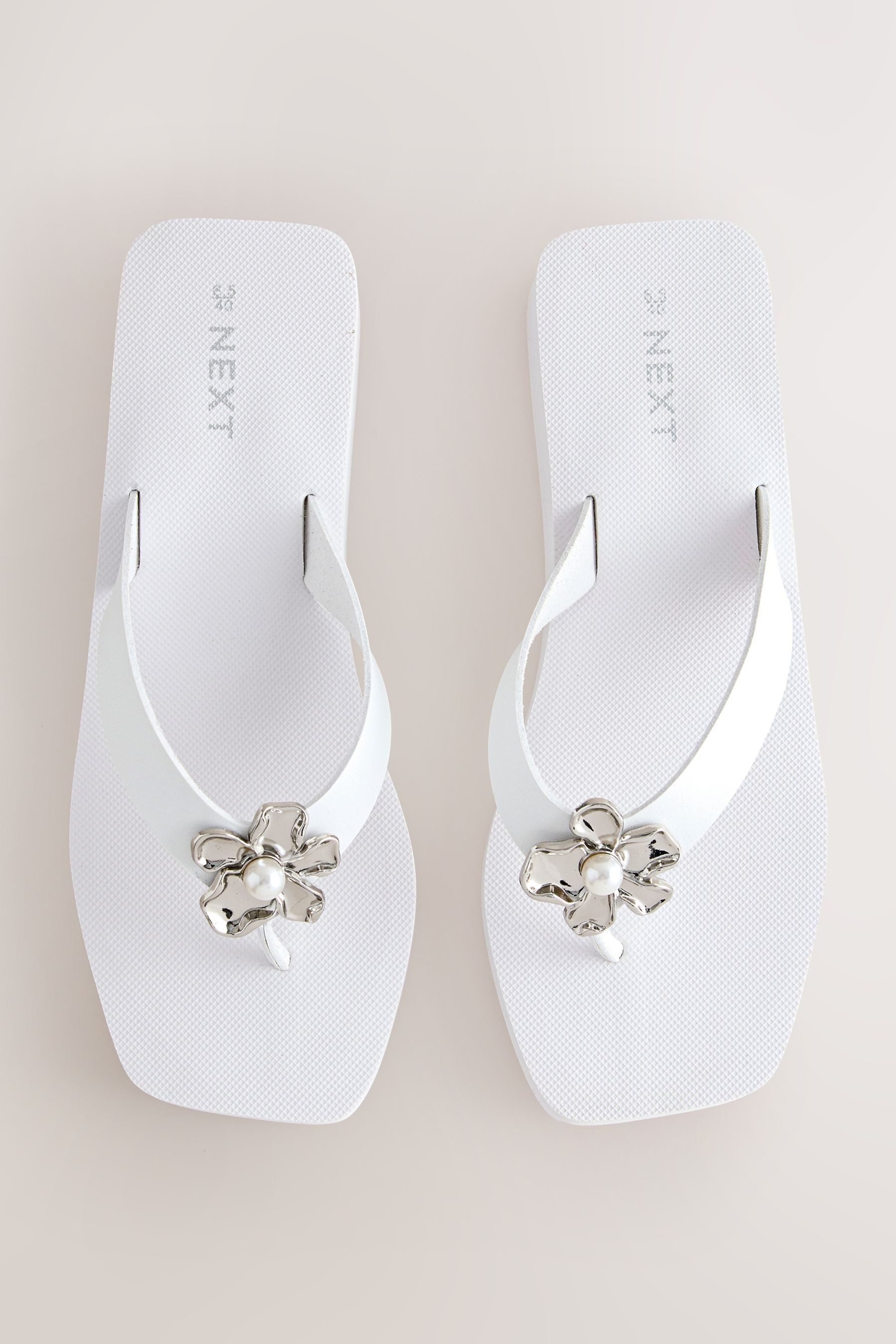 Next Zehentrenner mit Keilabsatz und Metalldetails Keilsandalette
