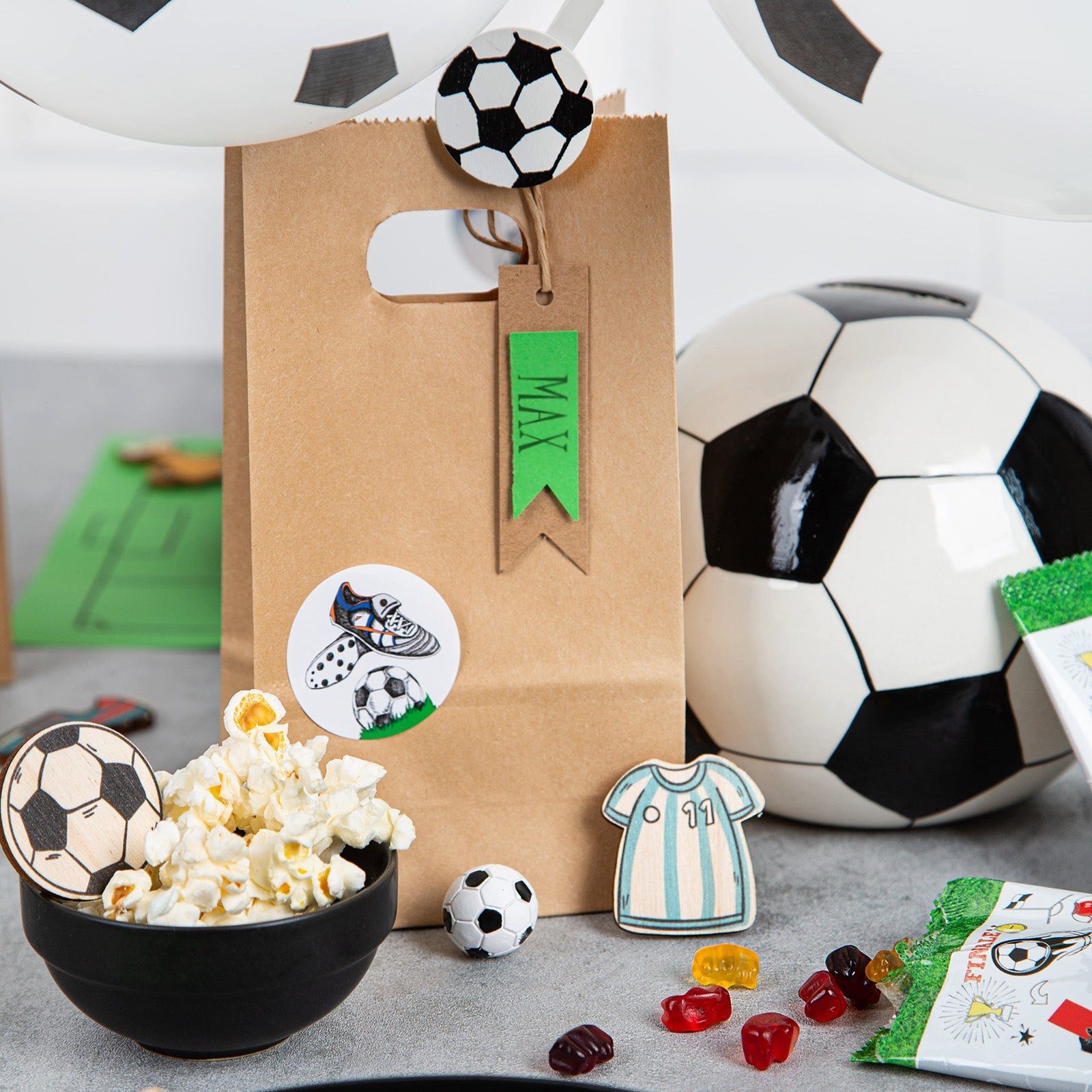 Logbuch-Verlag Dekofigur 12 Fußballklammern Fußballdeko für Kindergeburtstag WM Party EM