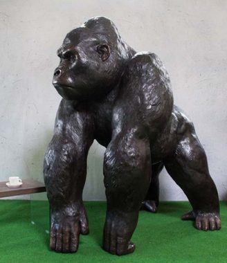 Casa Padrino Skulptur Luxus Bronze Deko Skulptur Gorilla Affe 102 x 147 x H. 152 cm - Riesiege Bronze Skulptur - Lebensgroße Tierfigur - XXL Bronze Gorilla Figur - XXL Garten Skulptur - Luxus Garten Deko