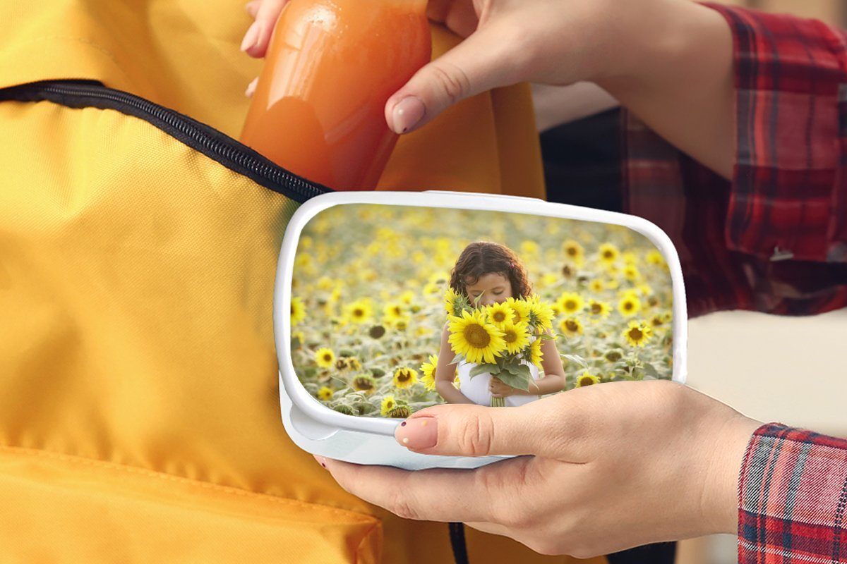 MuchoWow Lunchbox Mädchen mit einem Brotbox Blumenstrauß Kinder weiß Sonnenblumen, Jungs Mädchen für Brotdose, für Erwachsene, (2-tlg), Kunststoff, und aus und