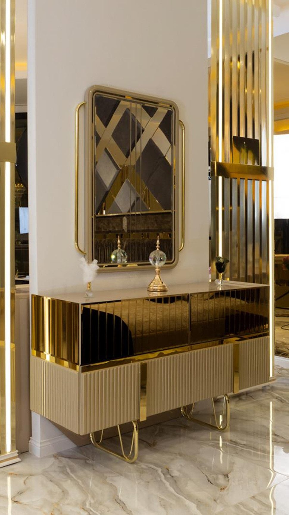 JVmoebel Sideboard Verspiegelte Kommode in Gold mit Holzdetails für elegantes Wohnen (1 St., Kommode + Spiegel), Made in Europa