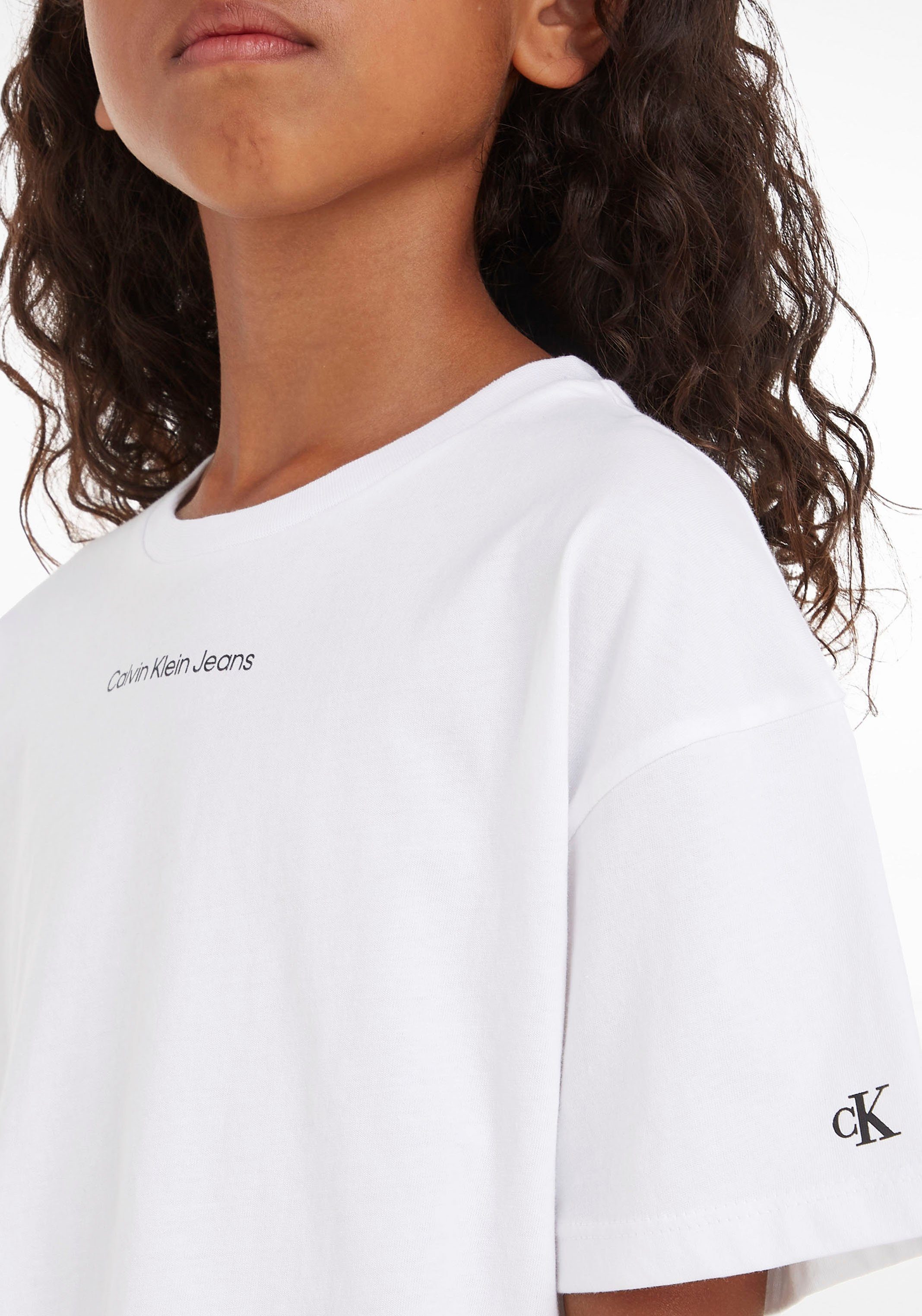 Calvin Klein Jeans T Shirt mit Rundhalsausschnitt Calvin Klein Logoschriftzug auf der Brust und Monogram am Armel