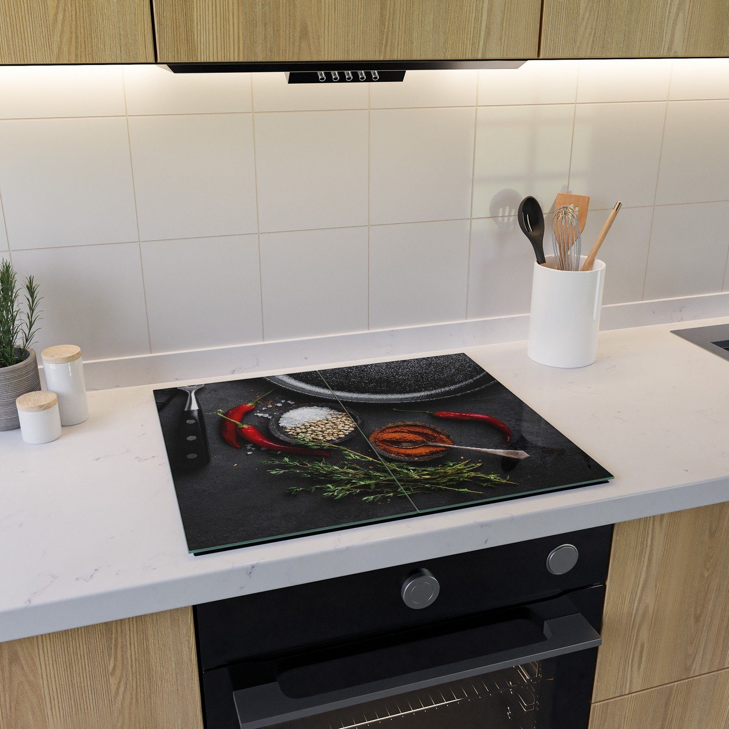 Wallario Herd-Abdeckplatte Chili und Pfeffer - Gewürze neben einer Eisenpfanne, ESG-Sicherheitsglas, (Glasplatte, 2 tlg., inkl. 5mm Noppen), verschiedene Größen